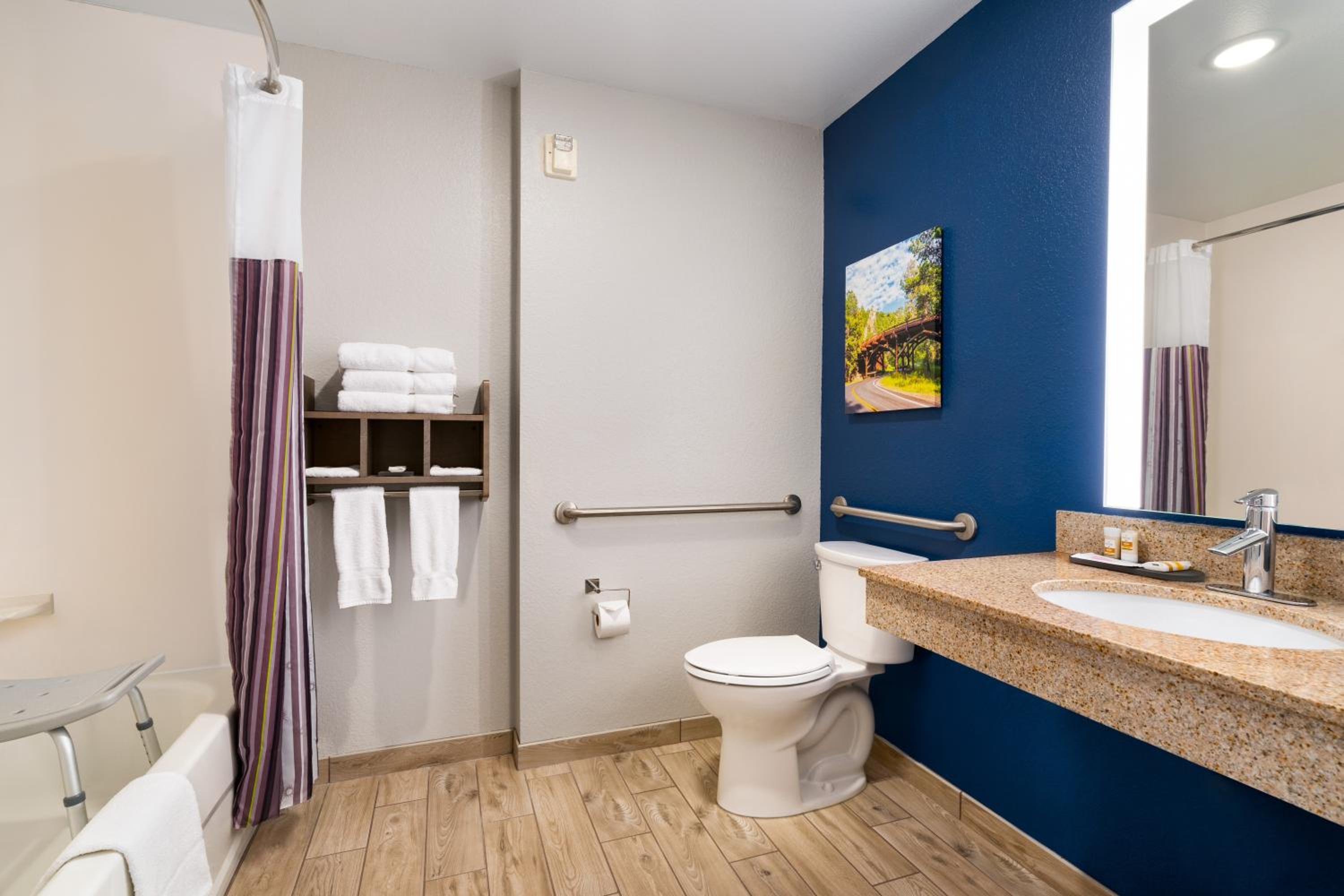 Queen Room with Two Queen Beds - Mobility Access/Non-Smoking photo 2