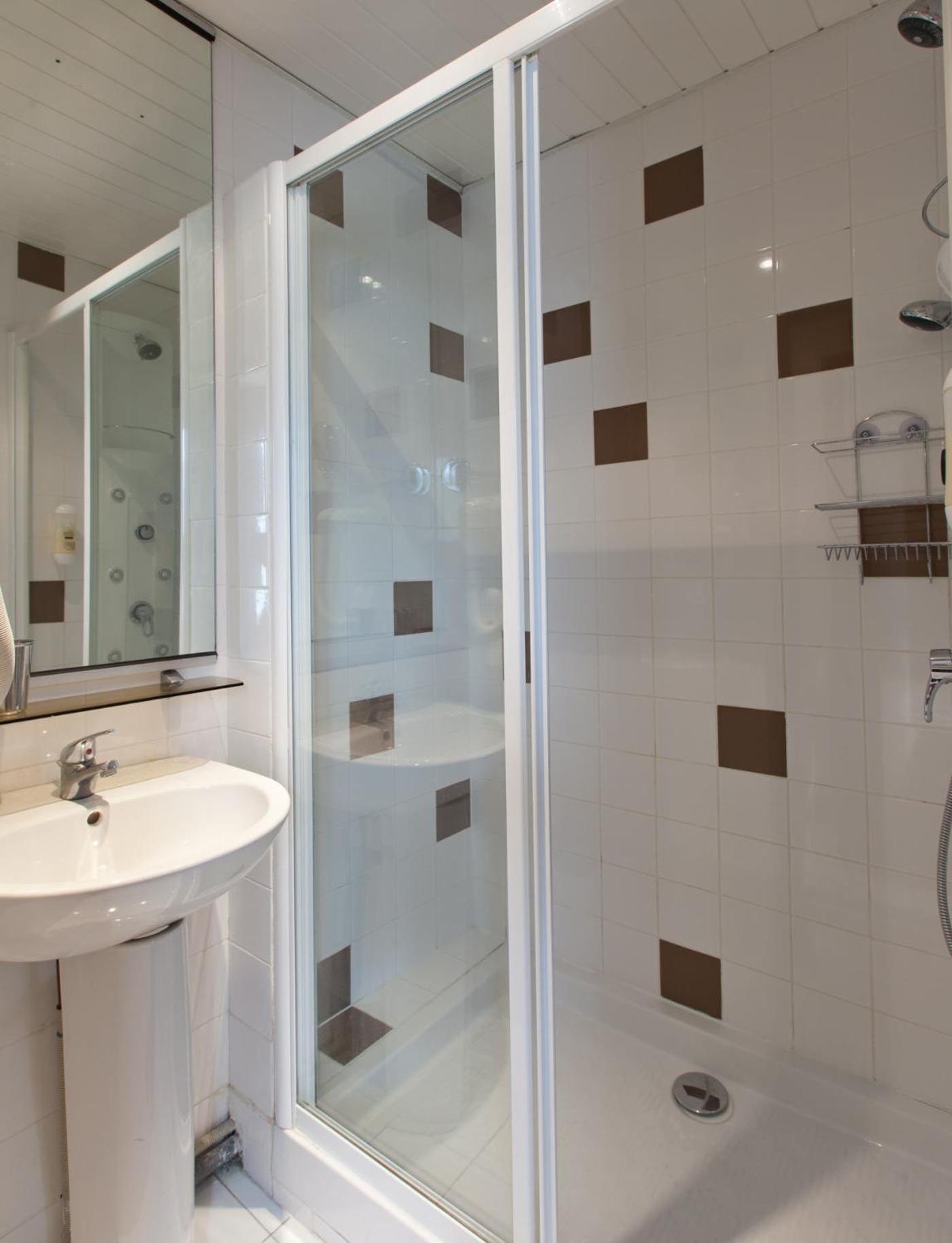 Twin Room with Shower - Photo 9