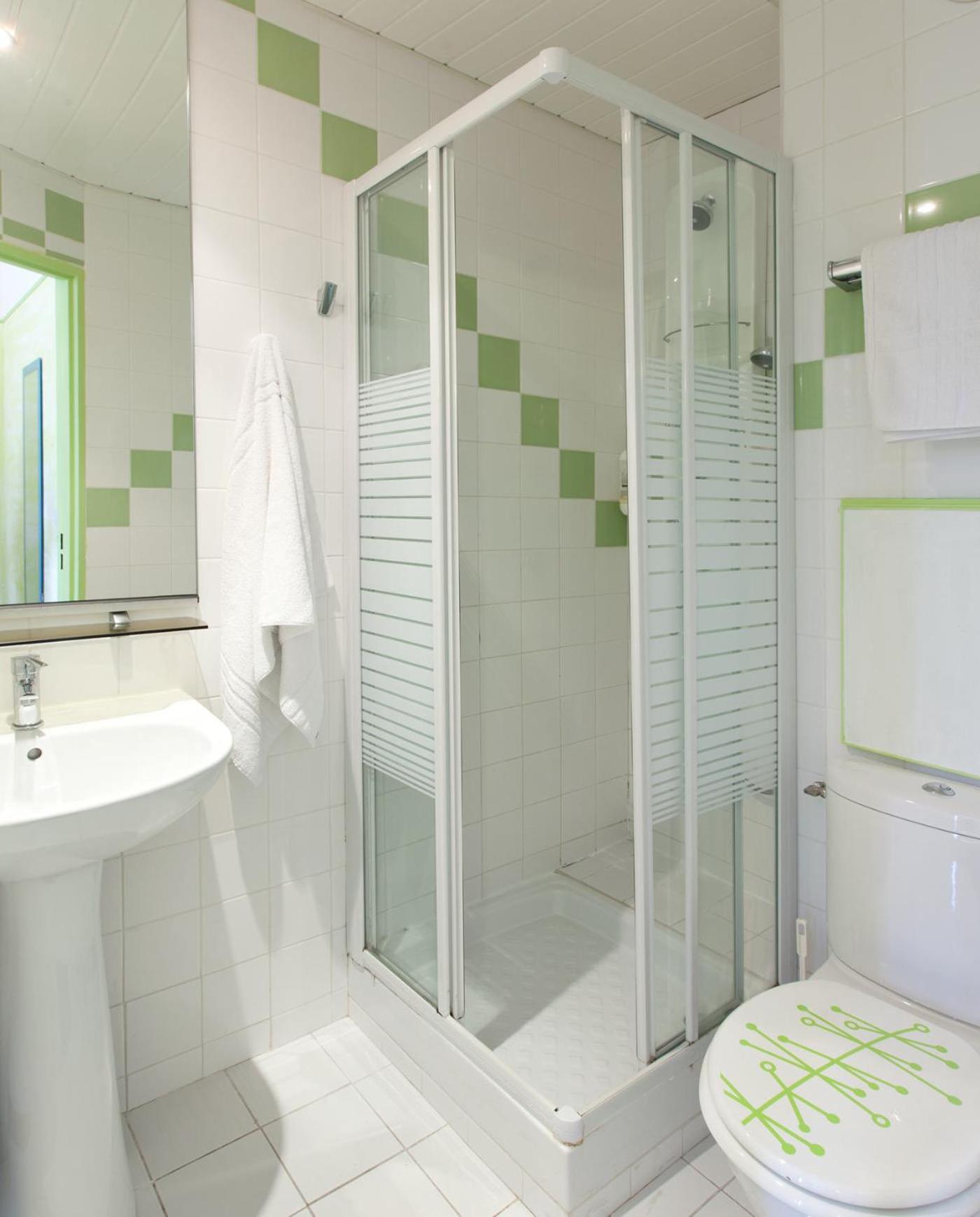 Twin Room with Shower - Photo 11