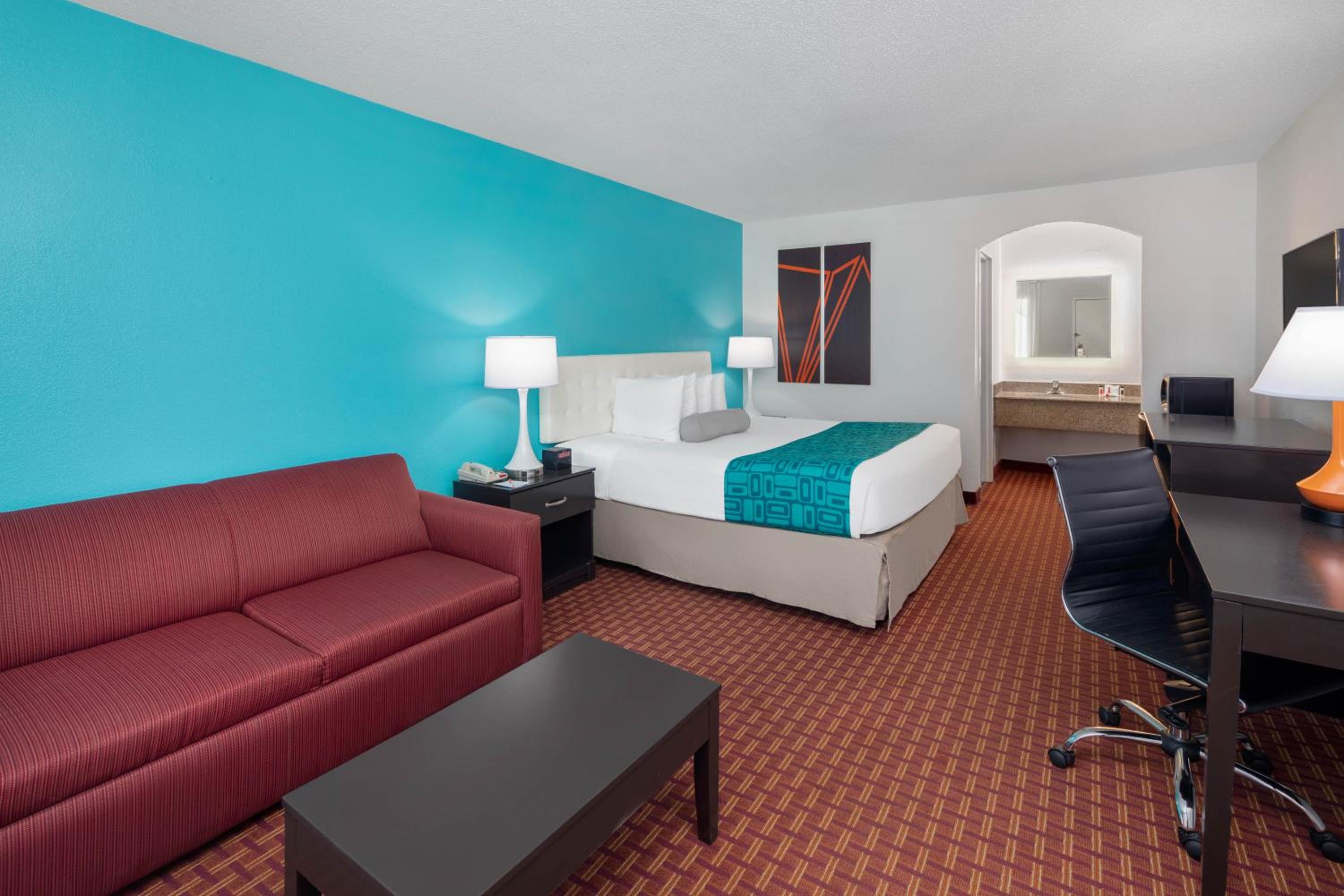 King Room - Non-Smoking - Photo 4