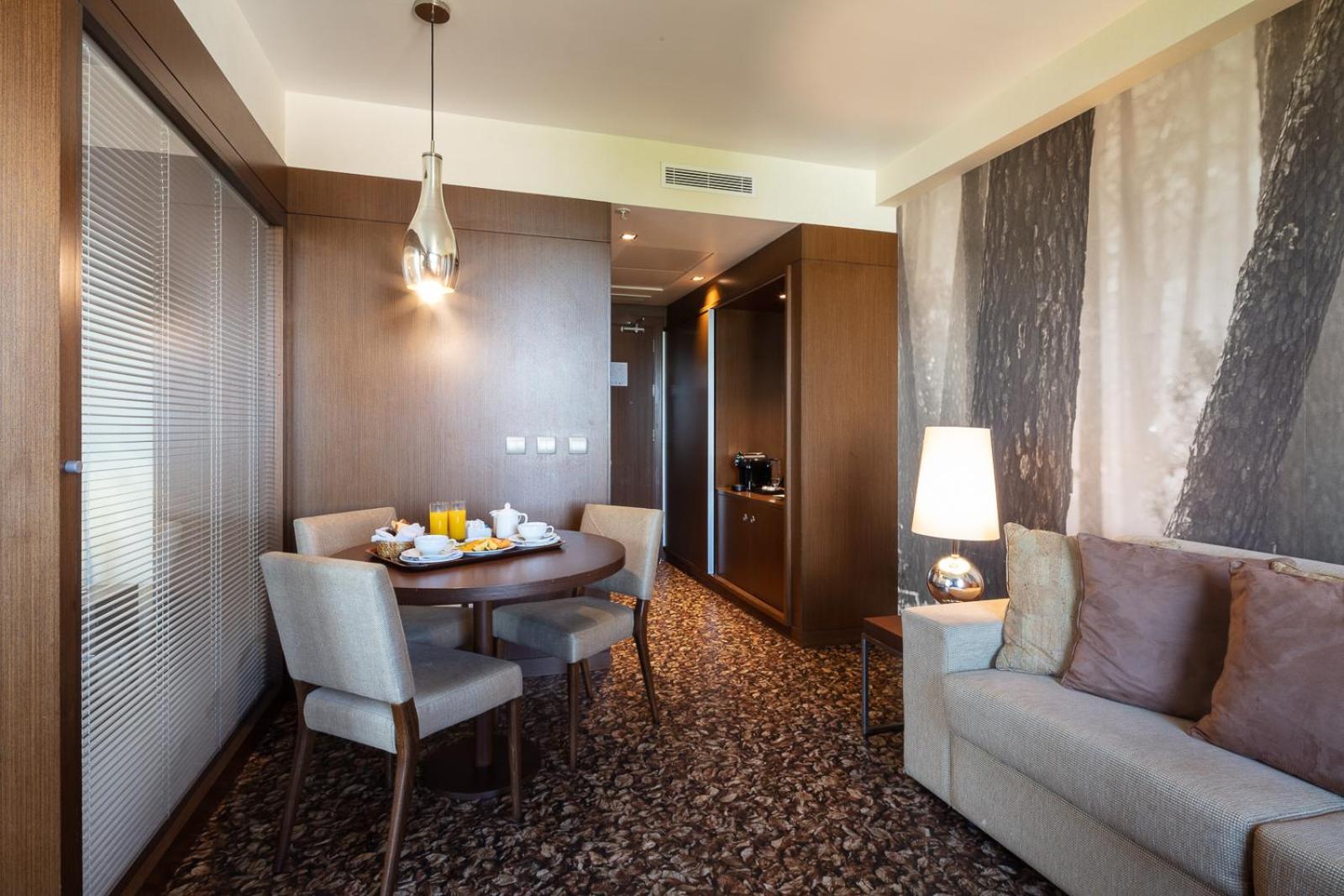 Suite - Photo 13