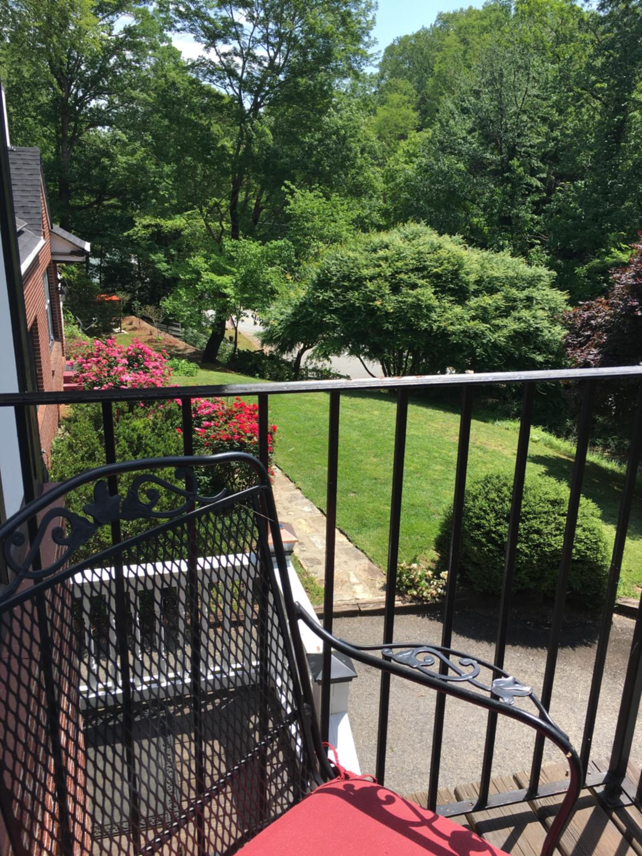 Deluxe Queen Suite with Private Balcony photo 2