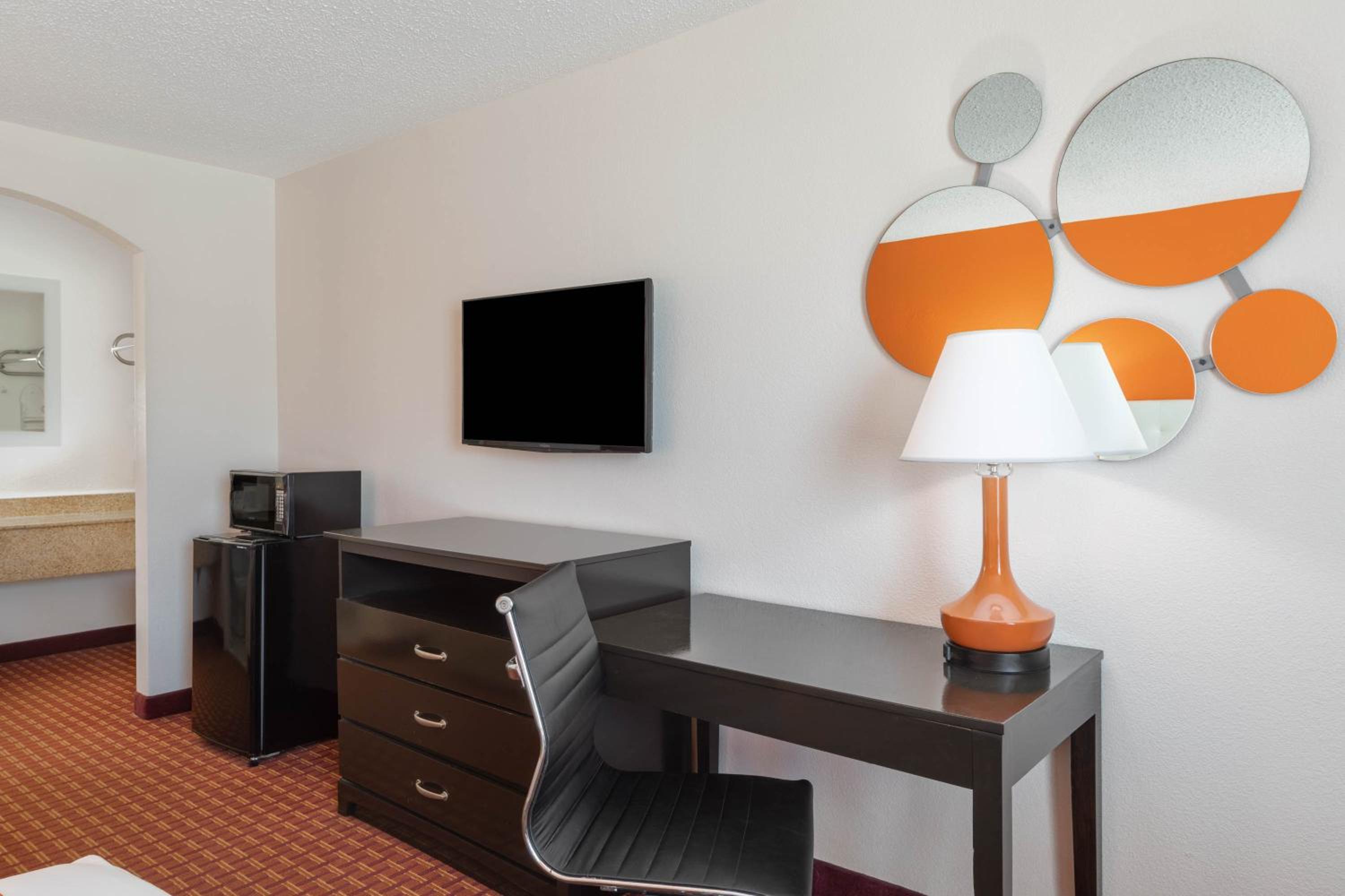 Queen Room with Two Queen Beds - Non-Smoking - Photo 3