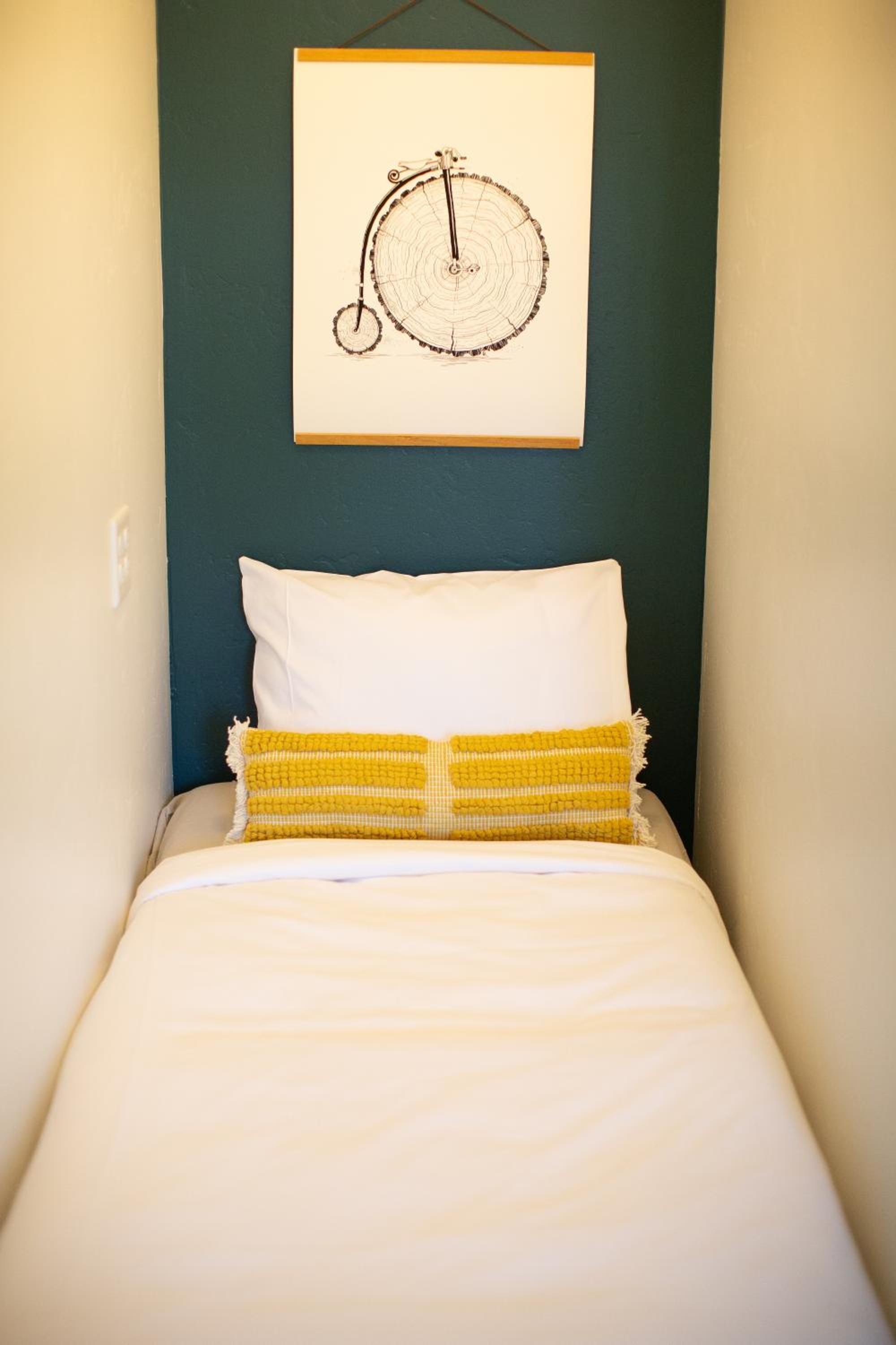 Deluxe Queen Suite - Photo 3