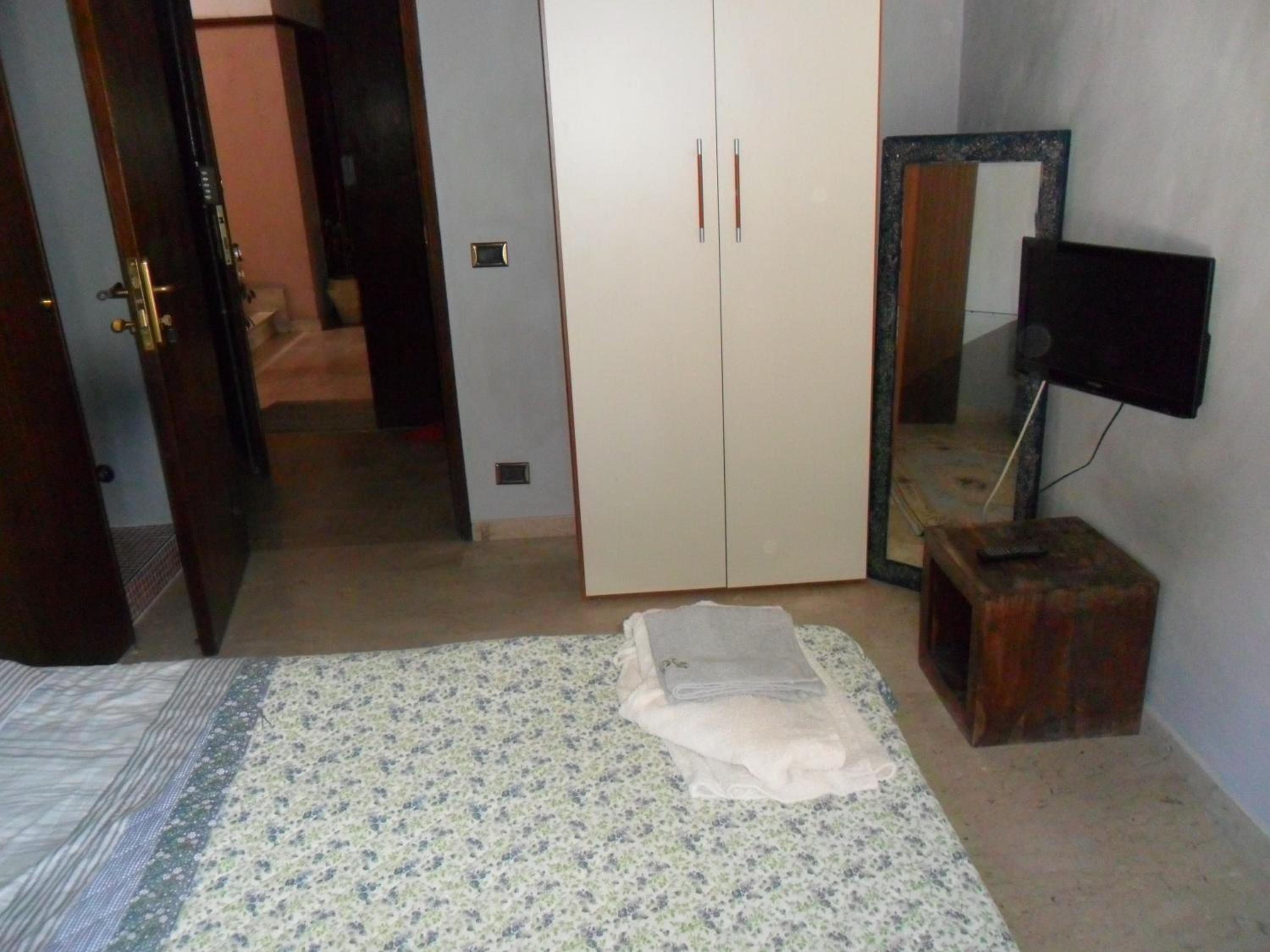Single Room with Private Bathroom photo 2