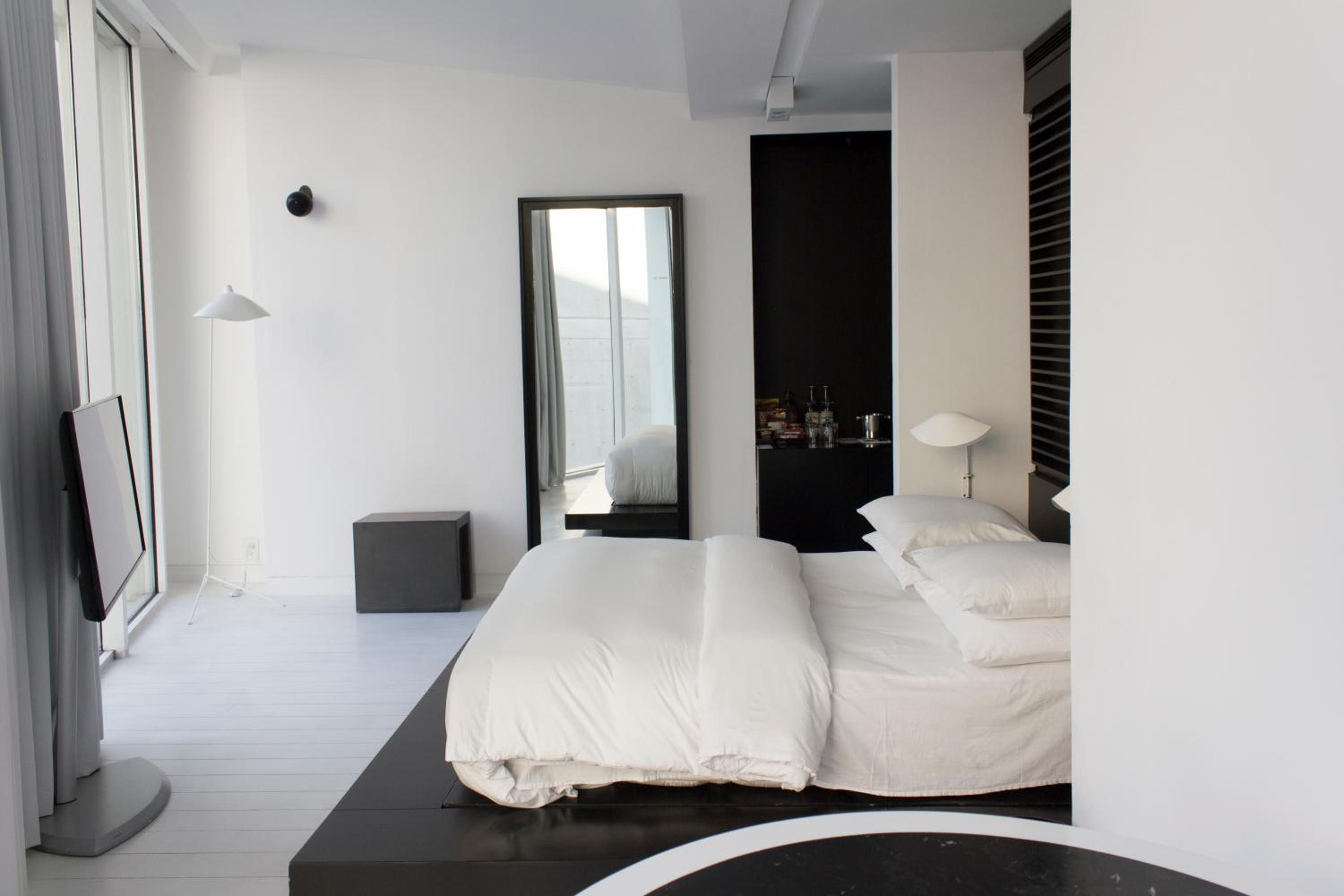 Corner Queen Room