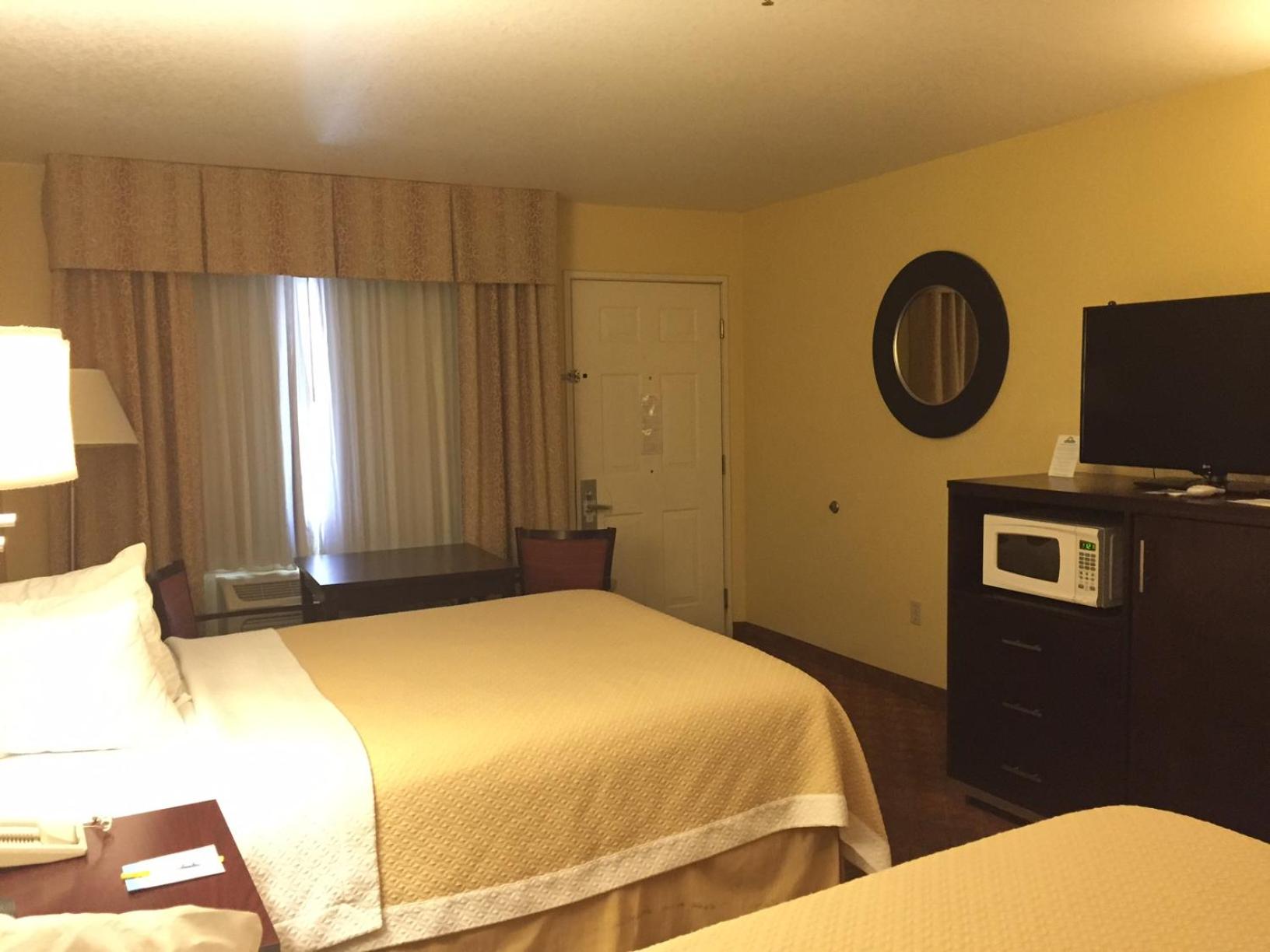 Queen Room with Two Queen Beds - Non-Smoking - Photo 1