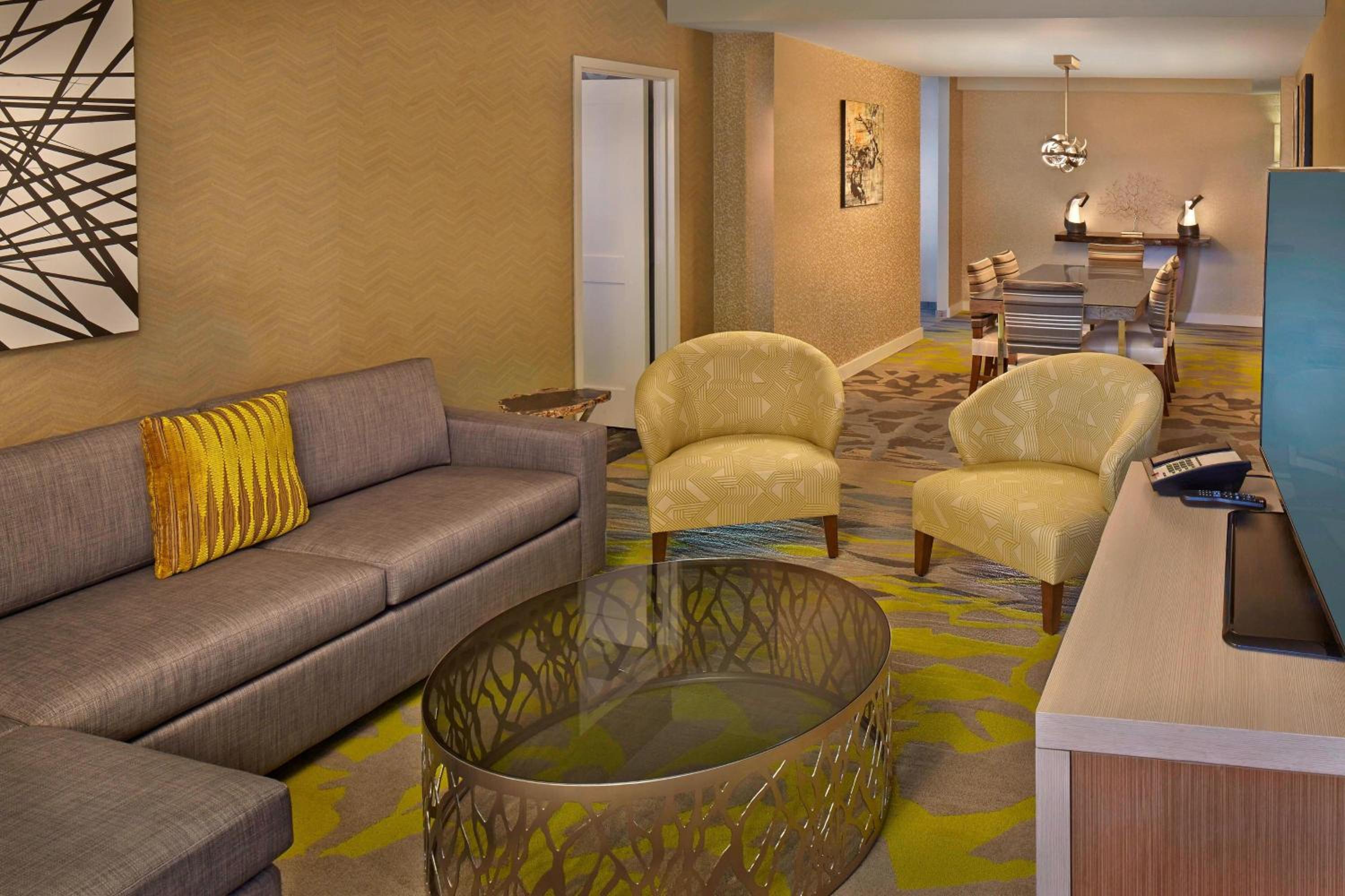 One-Bedroom King Suite - Hearing Accessible