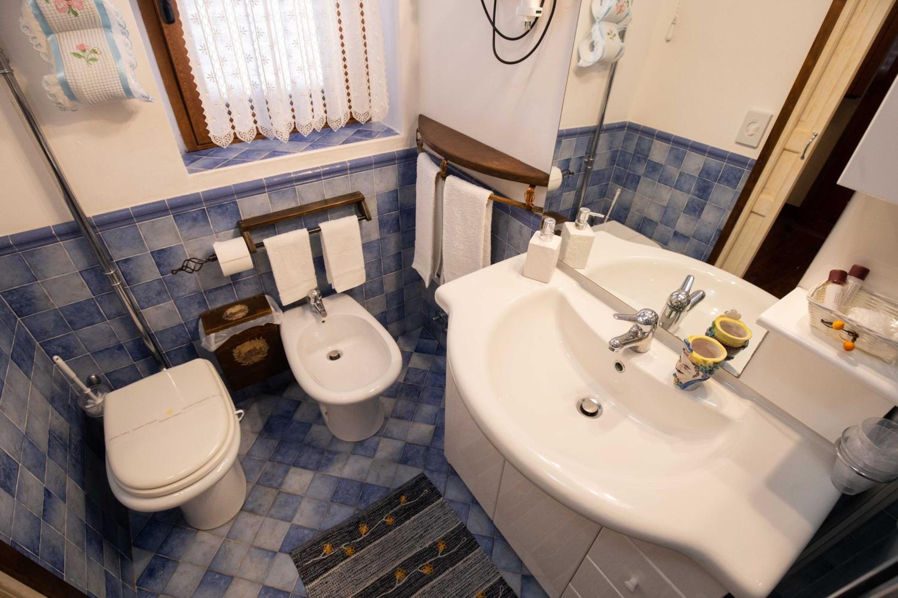 Double or Twin Room with Bathroom - Photo 9