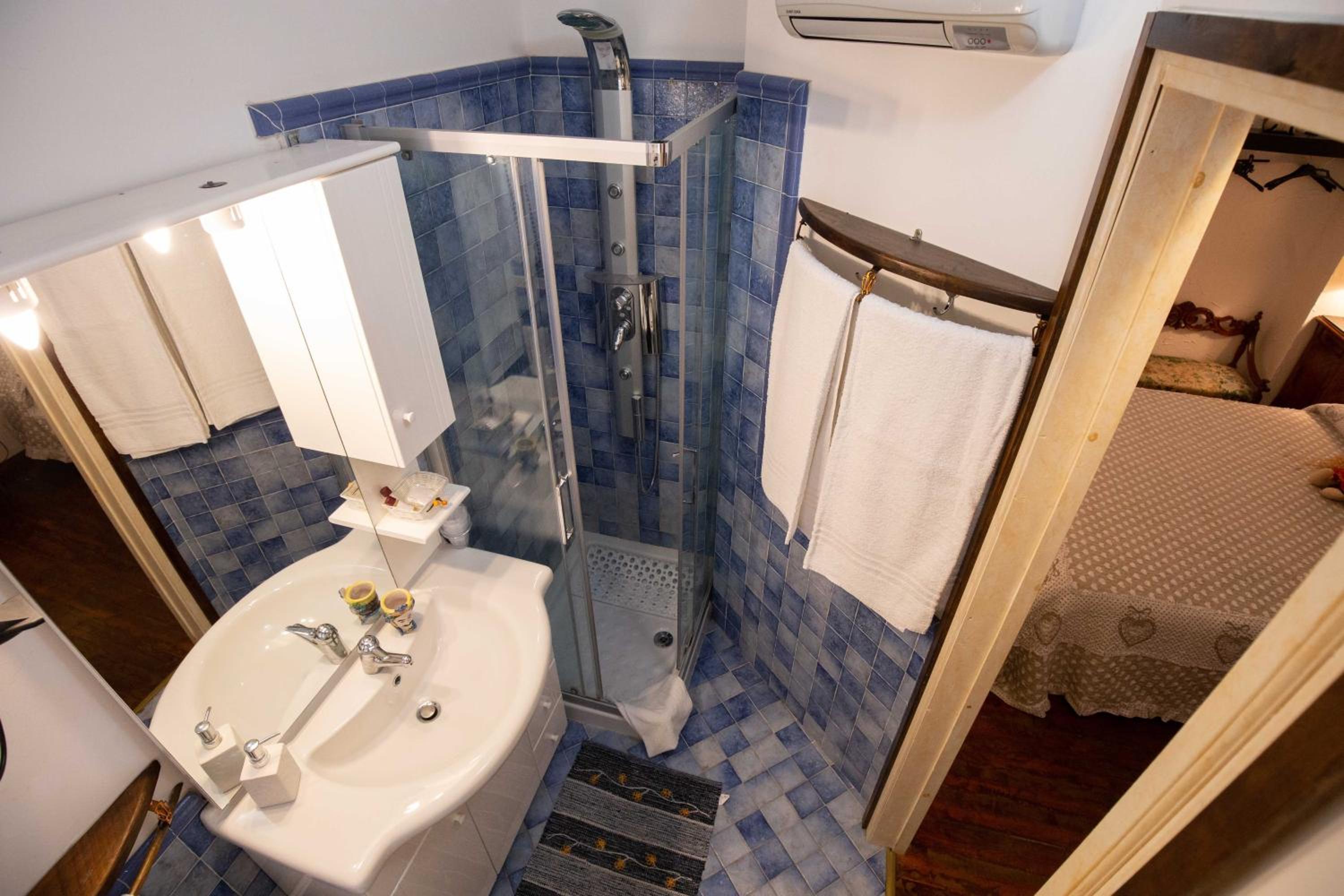 Double or Twin Room with Bathroom - Photo 2