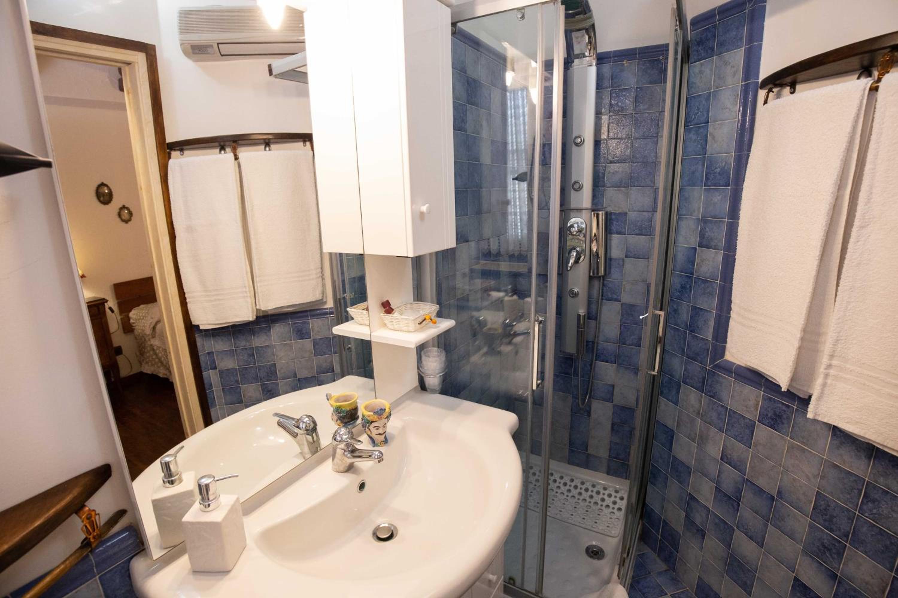 Double or Twin Room with Bathroom - Photo 10