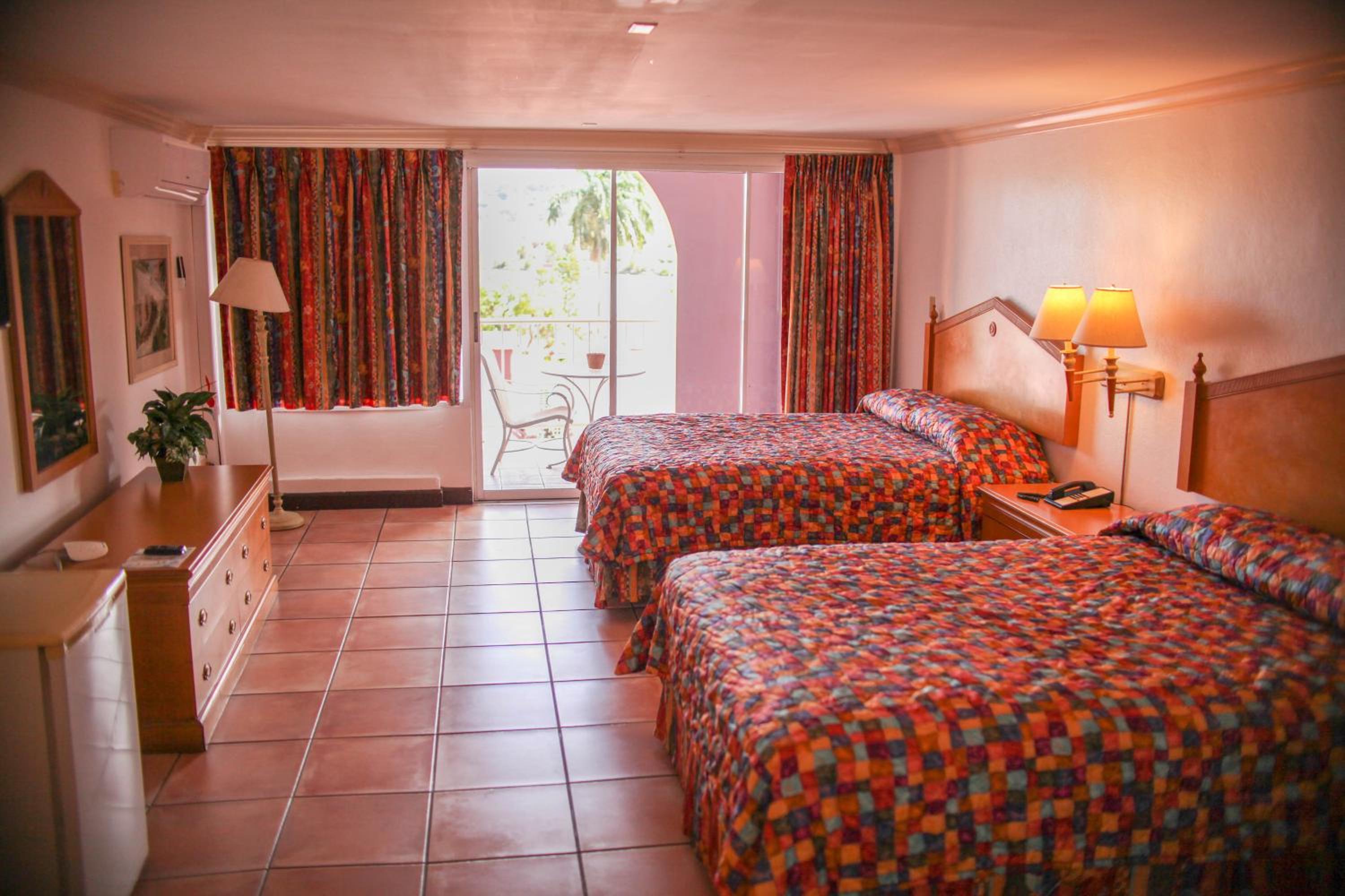 Executive Queen Room with Two Queen Beds photo 3