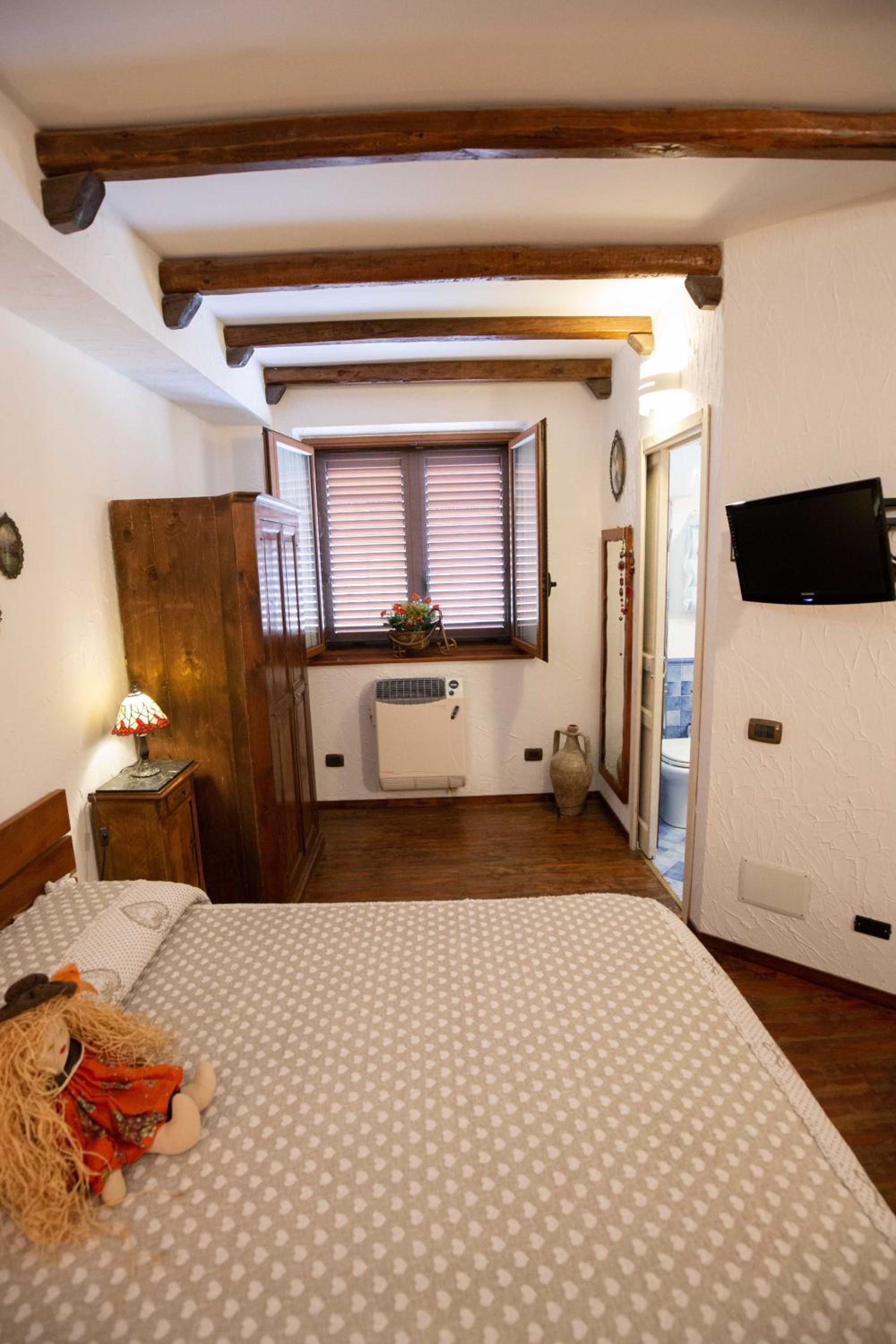 Double or Twin Room with Bathroom - Photo 5