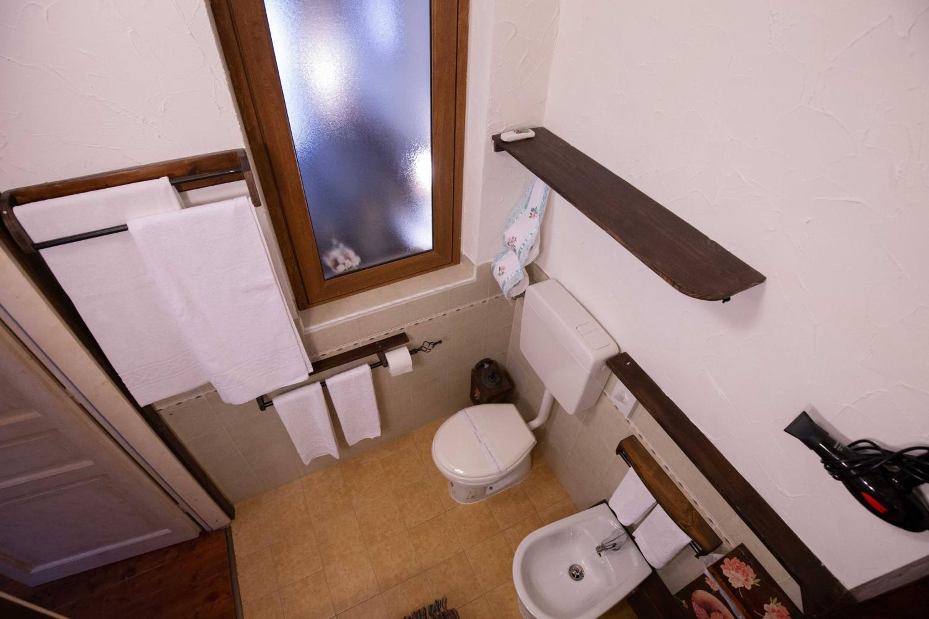 Double or Twin Room with City View - Photo 8