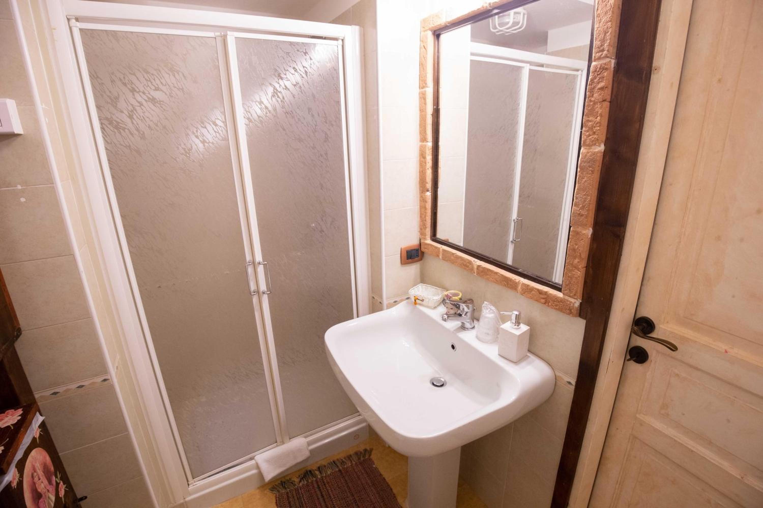 Double or Twin Room with City View - Photo 6