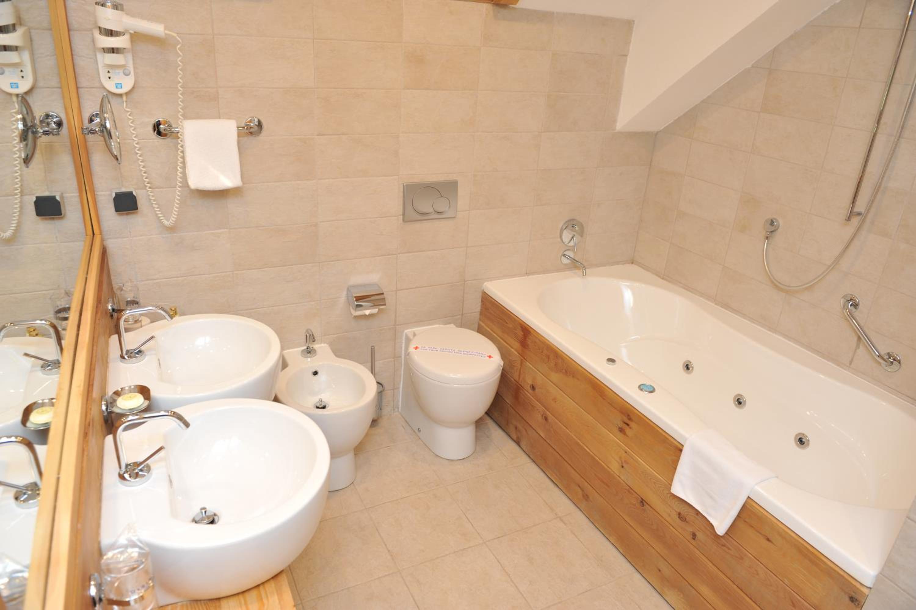 Executive Suite - Photo 2