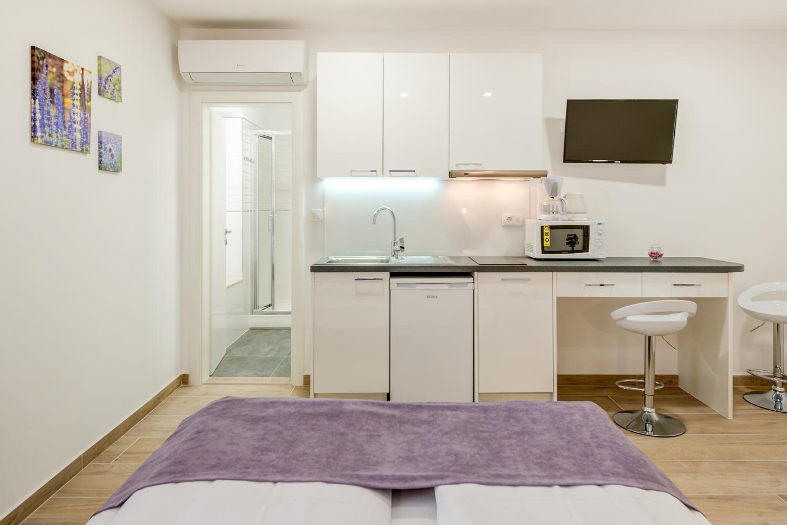 Studio Apartment - Photo 11