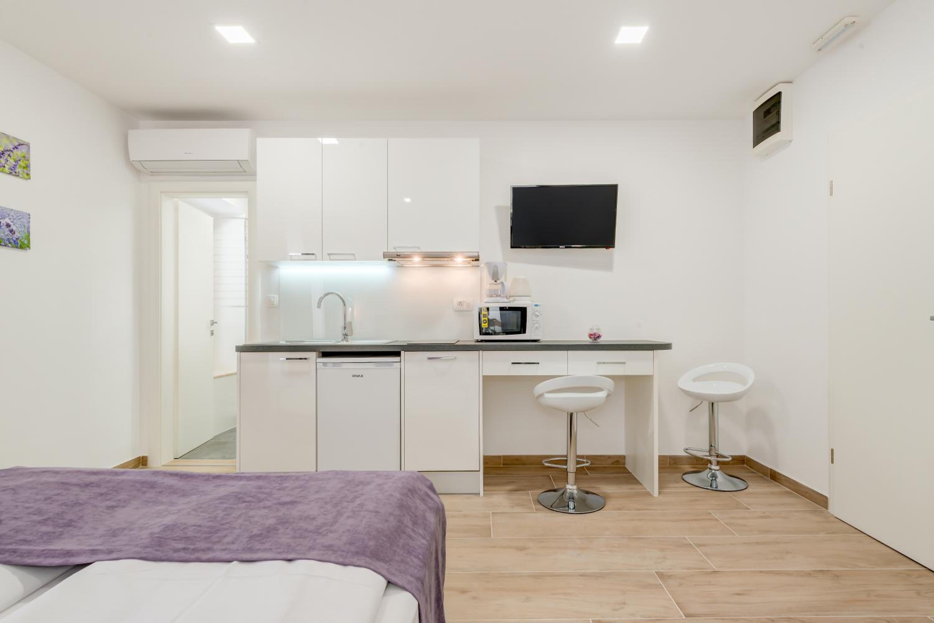 Studio Apartment - Photo 10