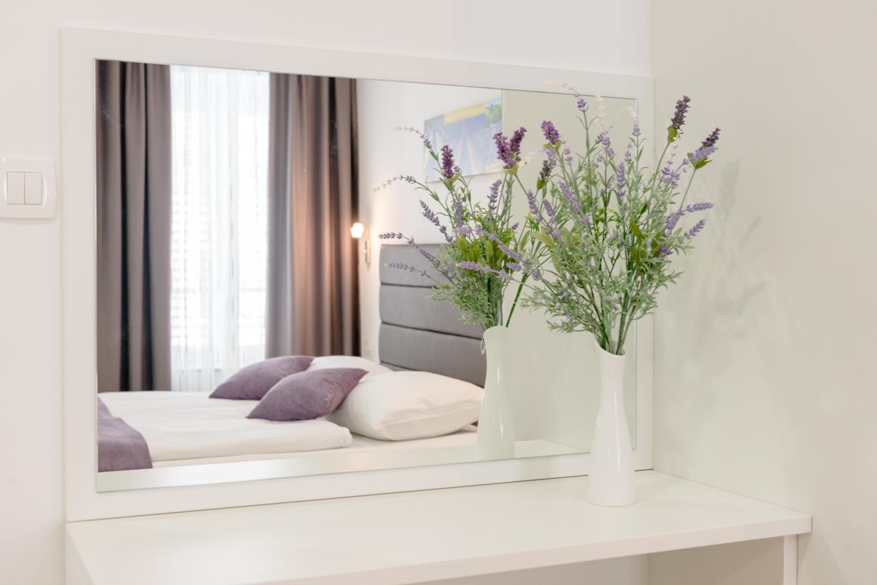 Studio Apartment - Photo 1