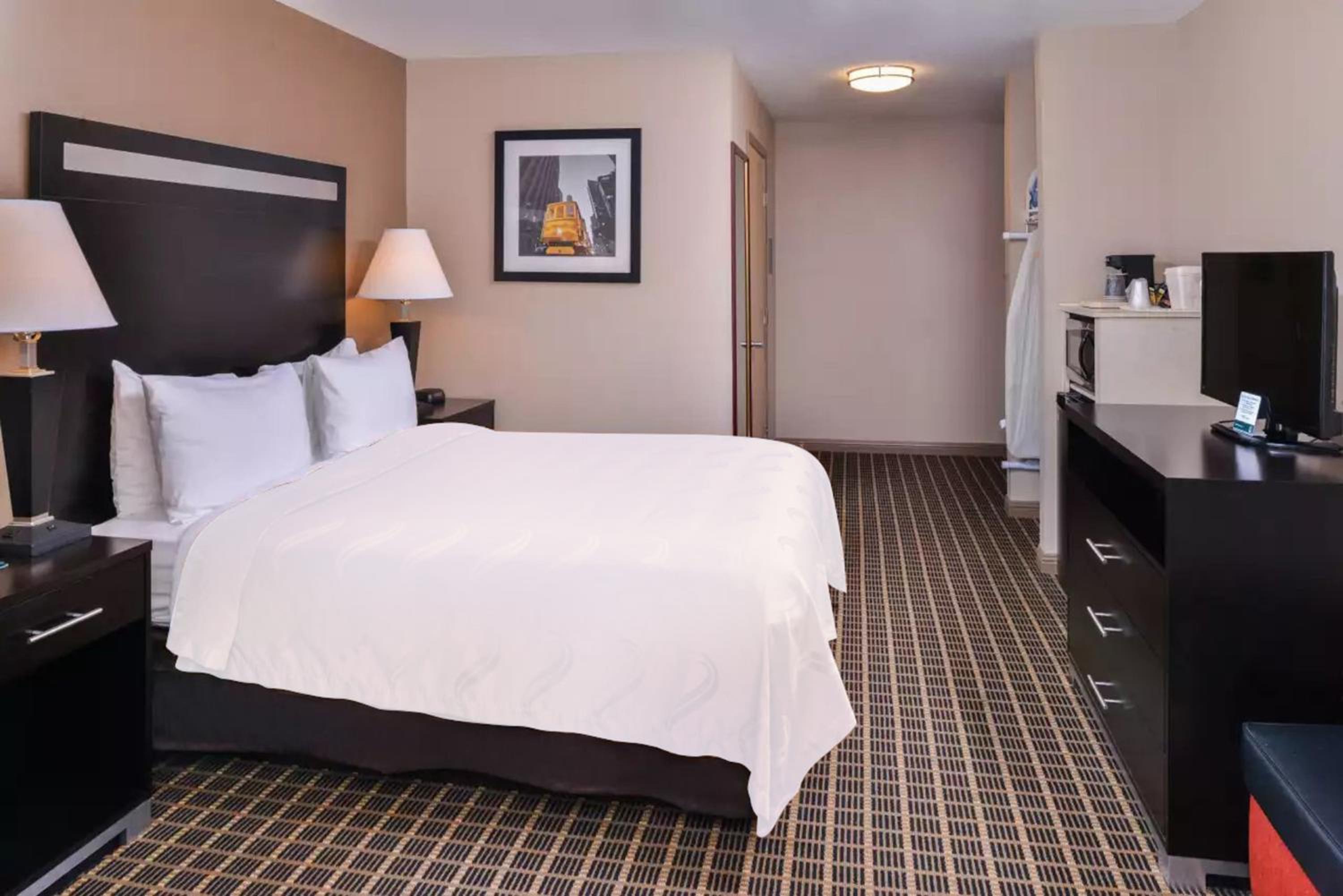 Queen Suite - Photo 3