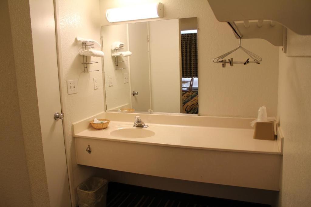  Double Room with Two Double Beds - Smoking - Photo 5