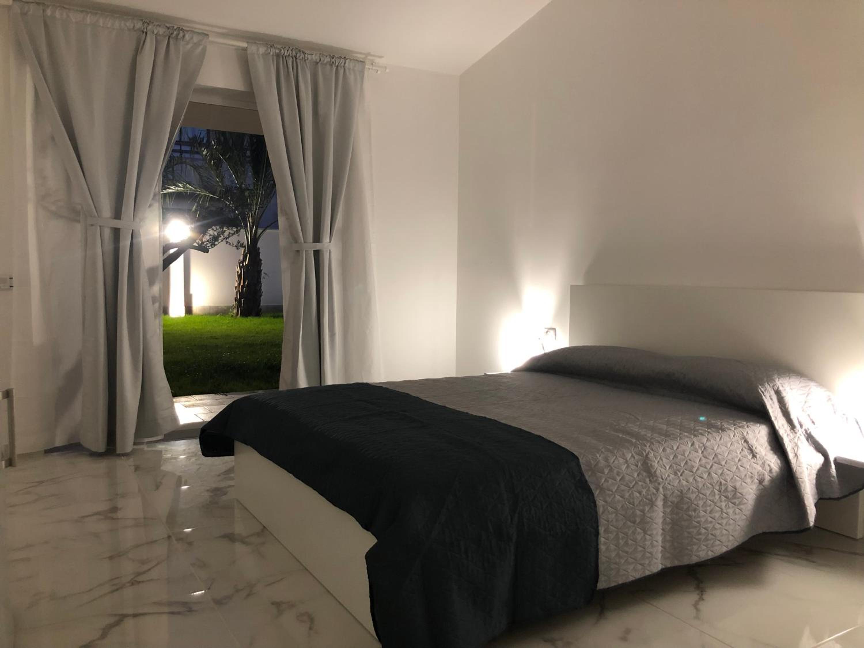 Deluxe King Room - Photo 34