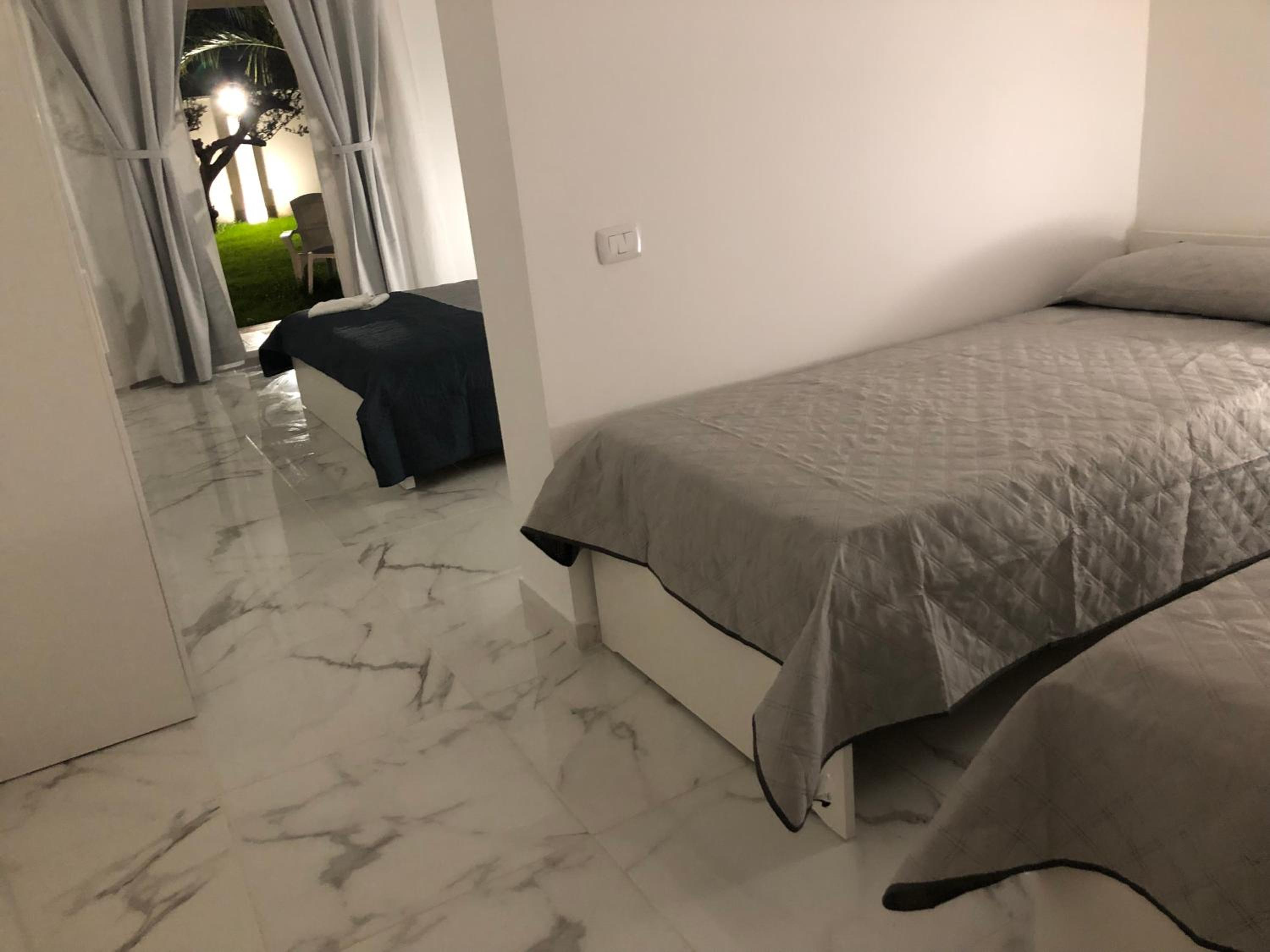 Deluxe King Room - Photo 35