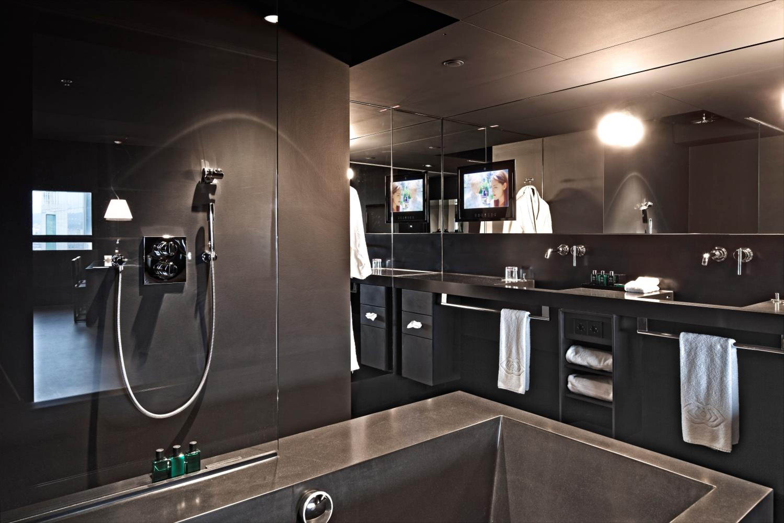 Black Deluxe Suite – Danube Canal View, king bed photo 2