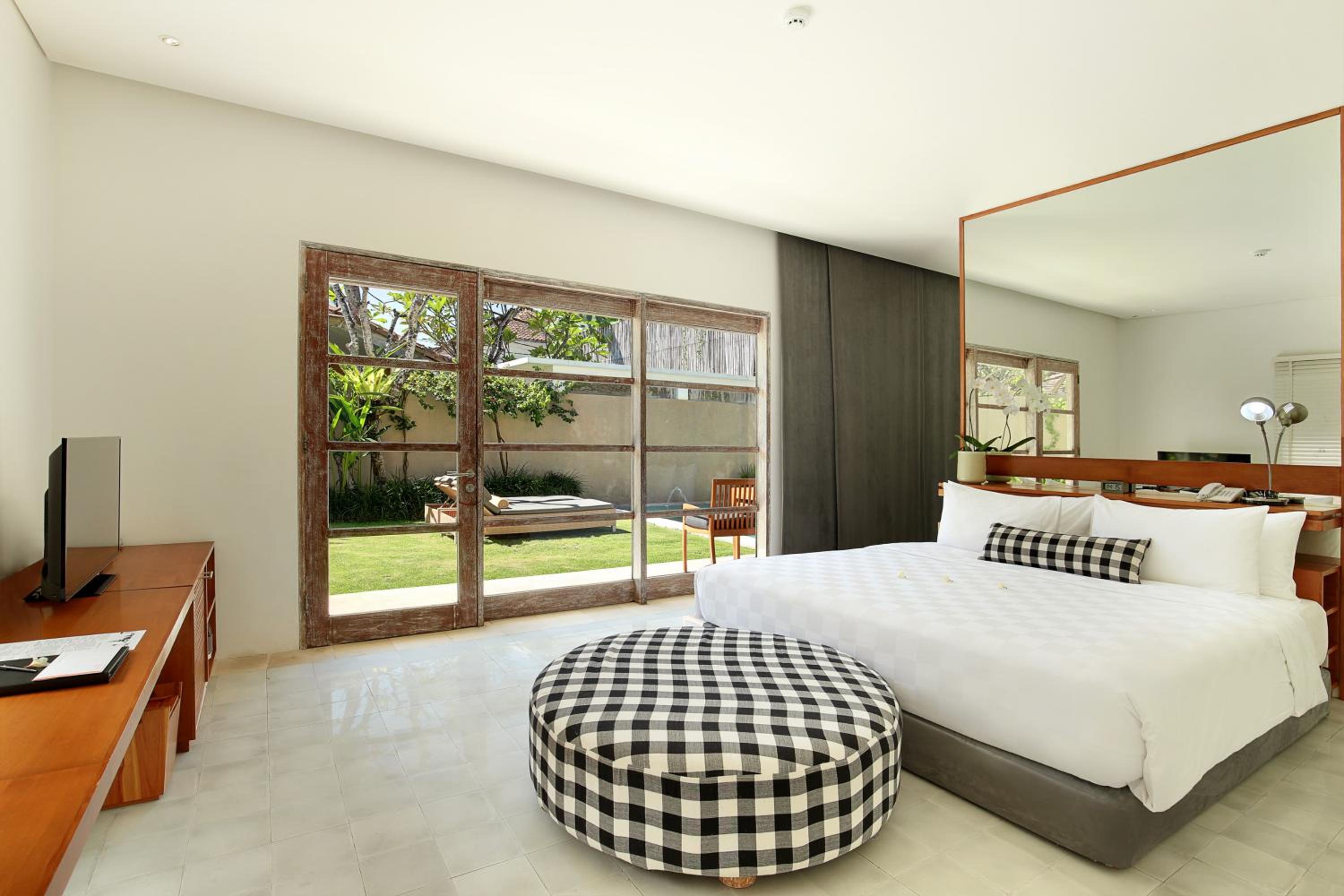 One-Bedroom Executive Pool Villa - Photo 12