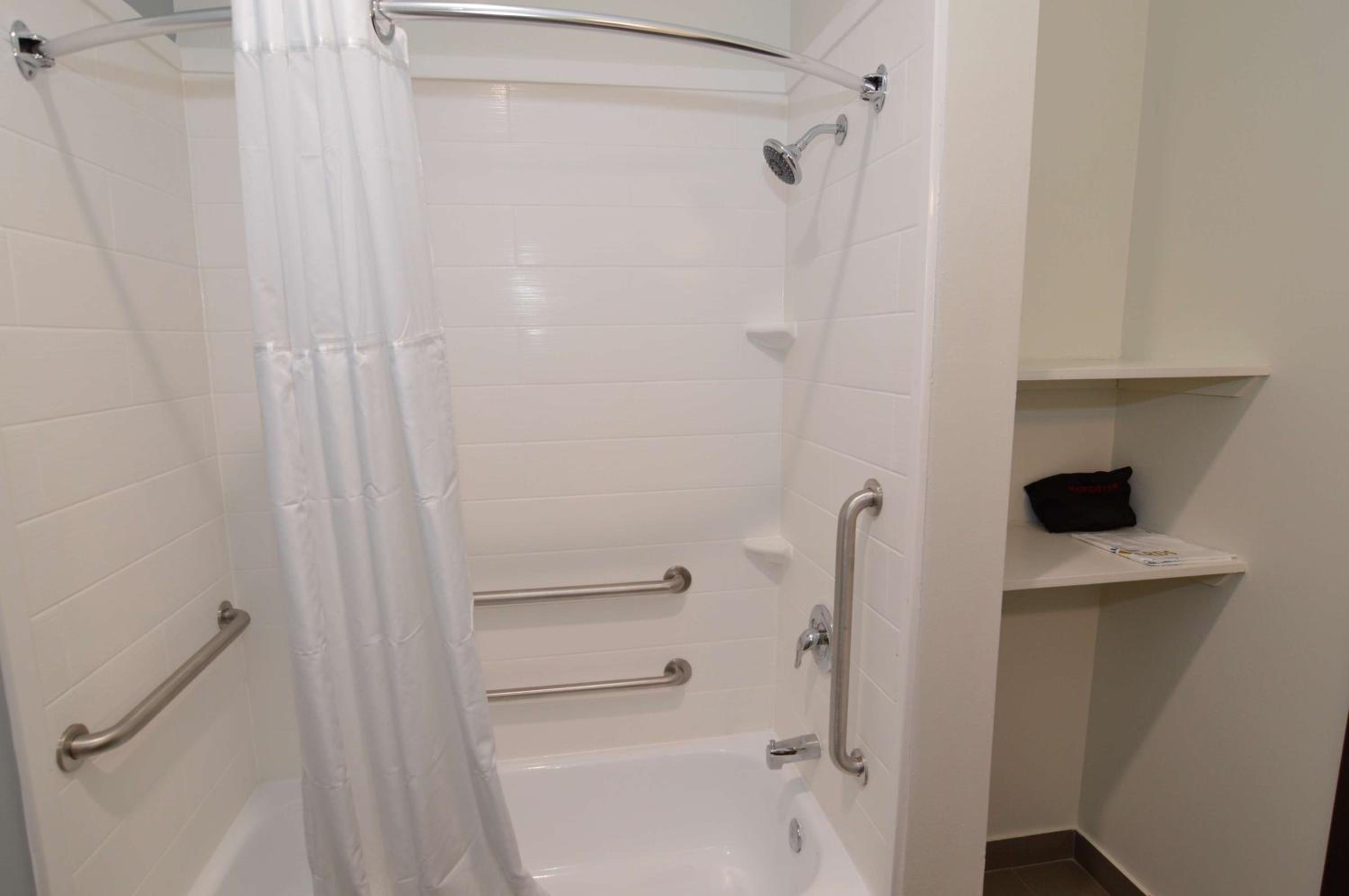One-Bedroom King Suite with Bath Tub and Sofa Bed - Disability Access/Non-Smoking - Photo 2