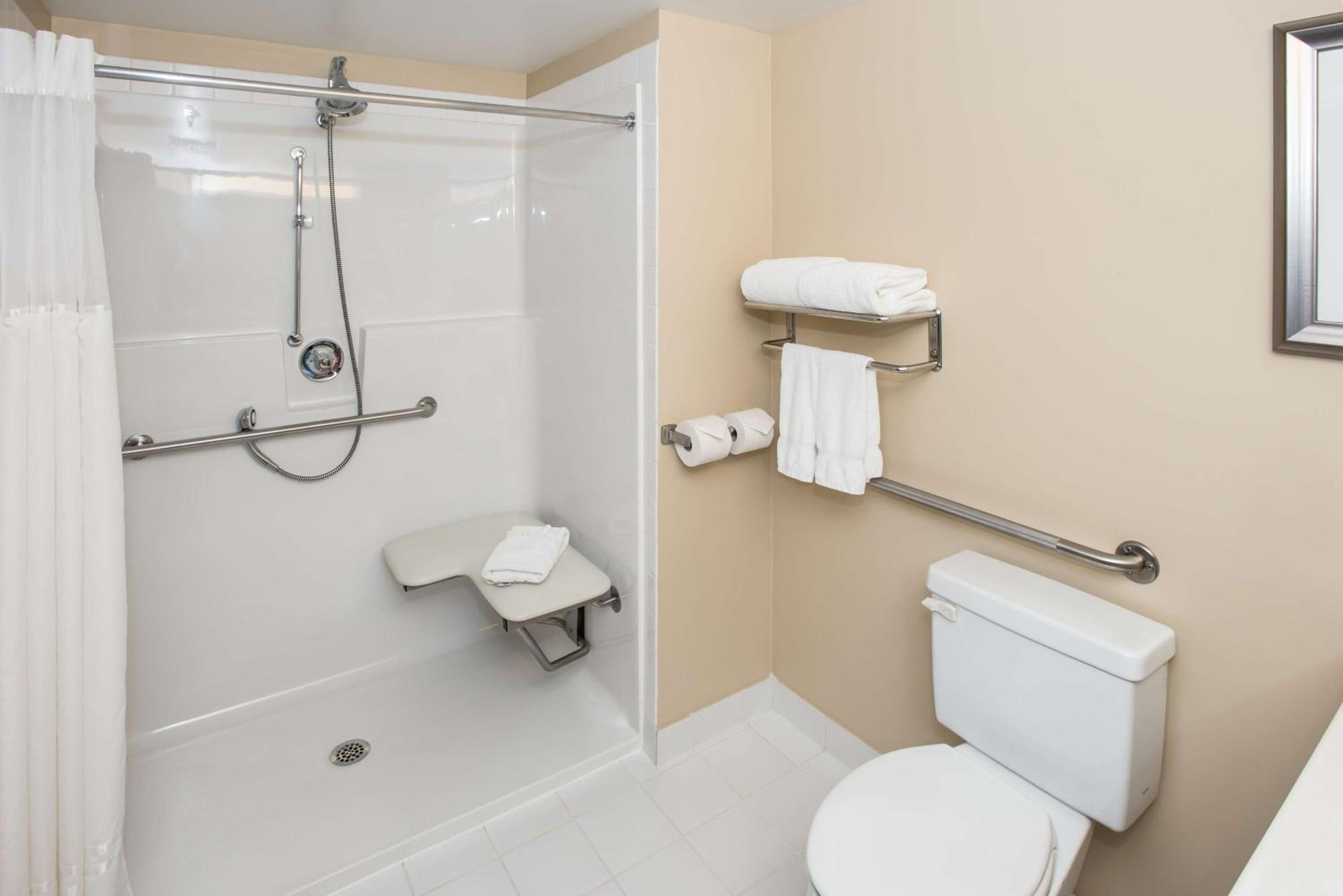 Queen Room with Roll-In Shower - Disability Access thumbnail 5