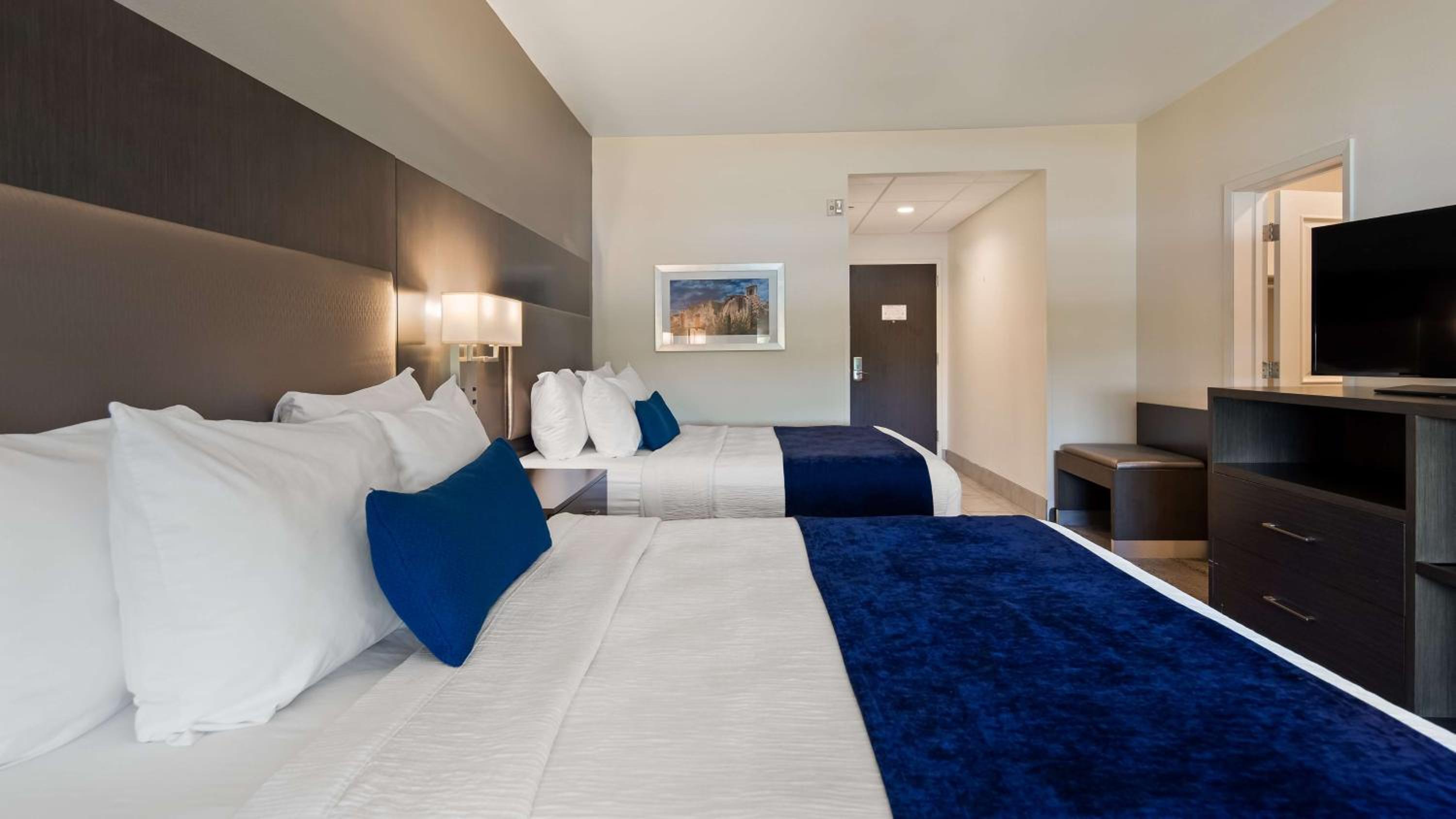 Queen Room with Two Queen Beds photo 2