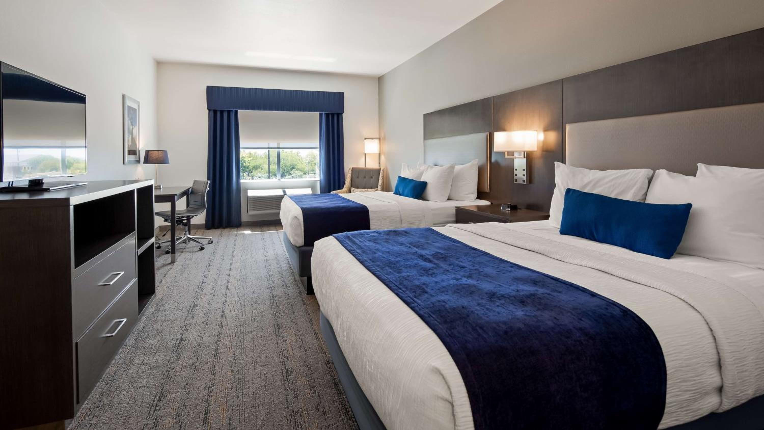 Queen Room with Two Queen Beds photo 1