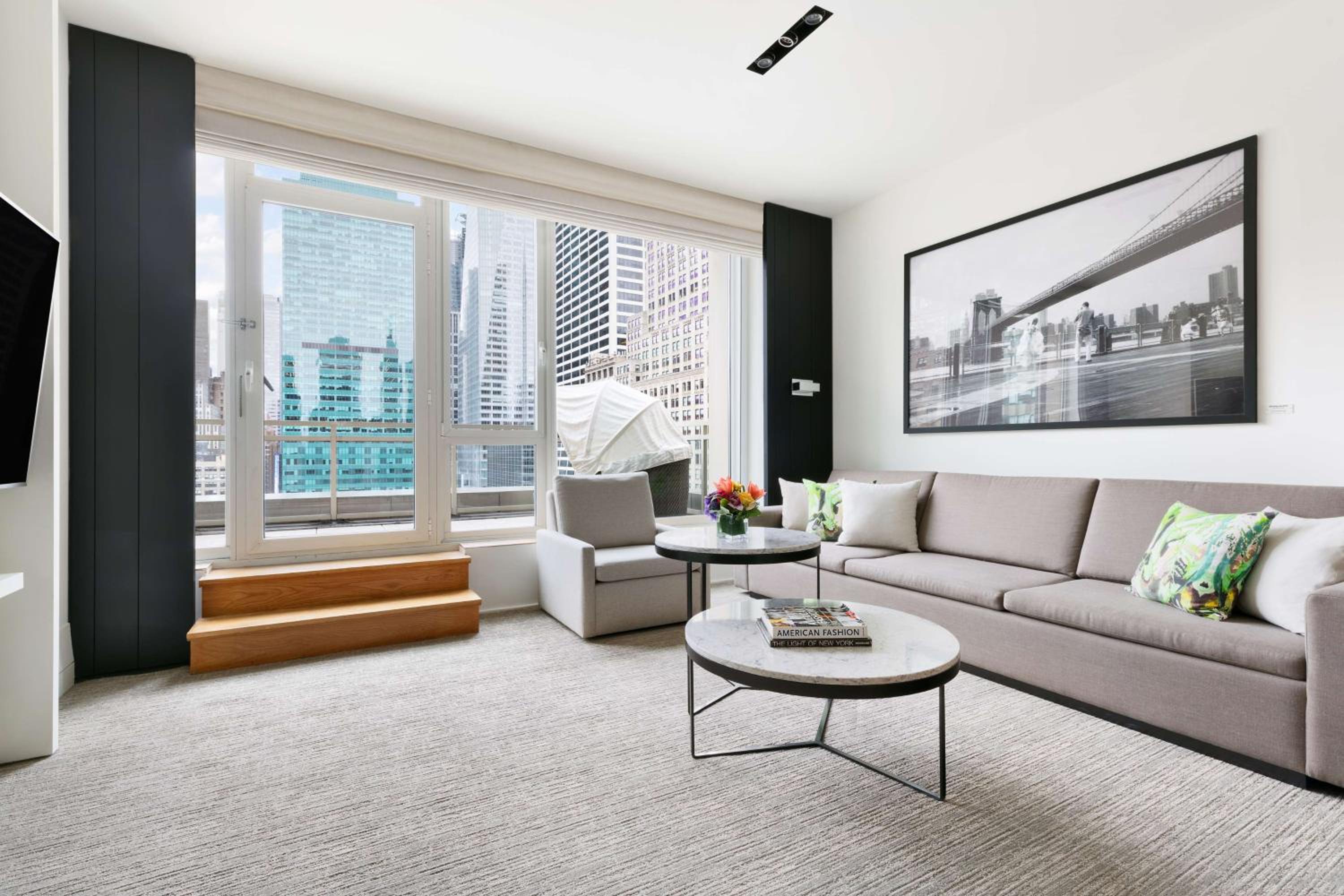 Suite with Street View thumbnail 5