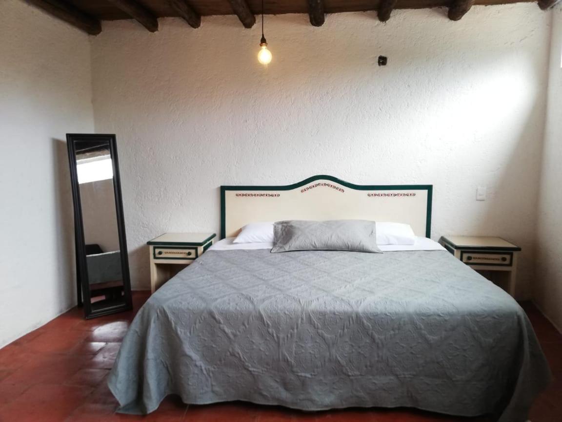 Deluxe King Room - Photo 9