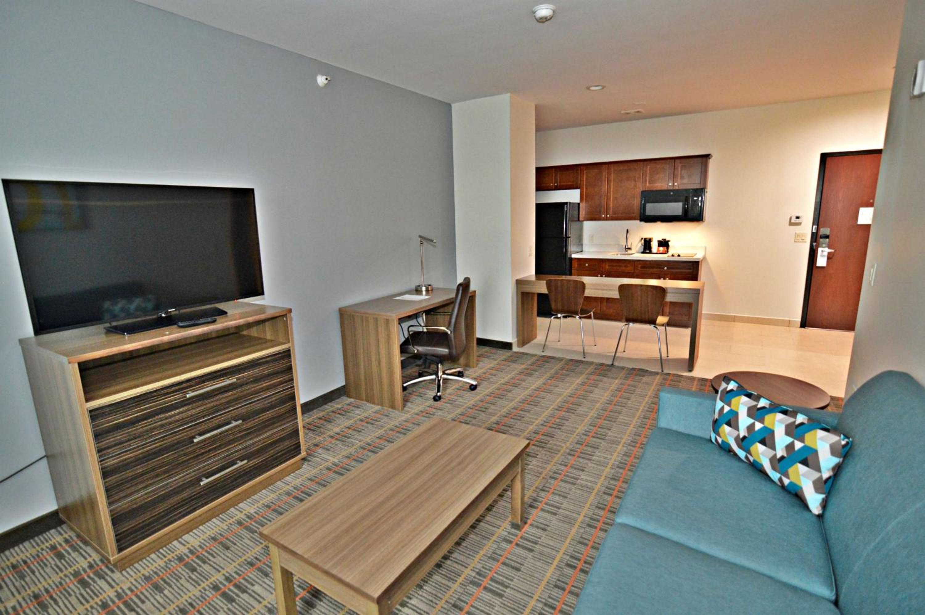 One-Bedroom Queen Suite with Two Queen Beds and Sofa Bed - Kitchen/Non-Smoking photo 1