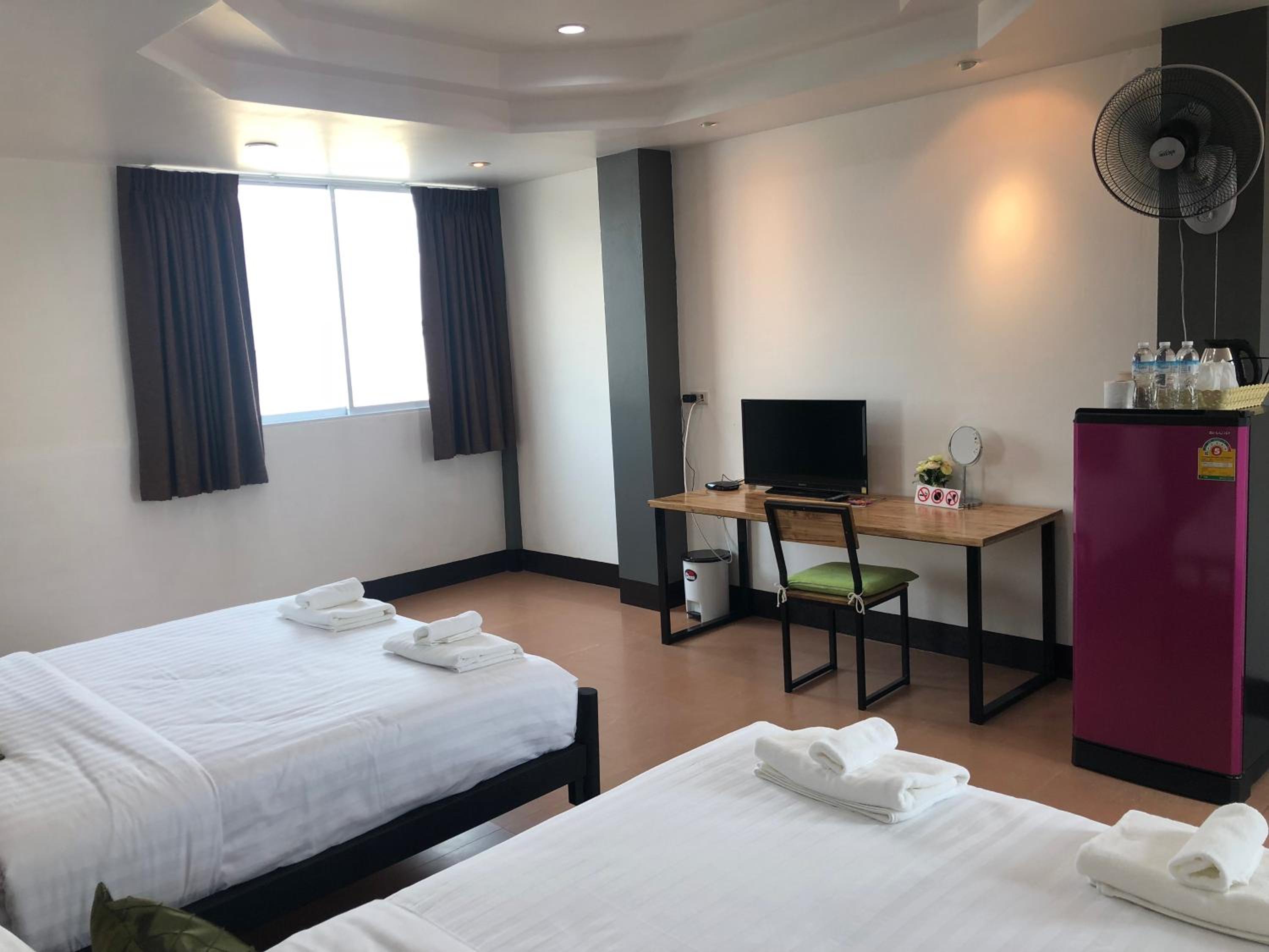Quadruple Room with Private Bathroom - Photo 7