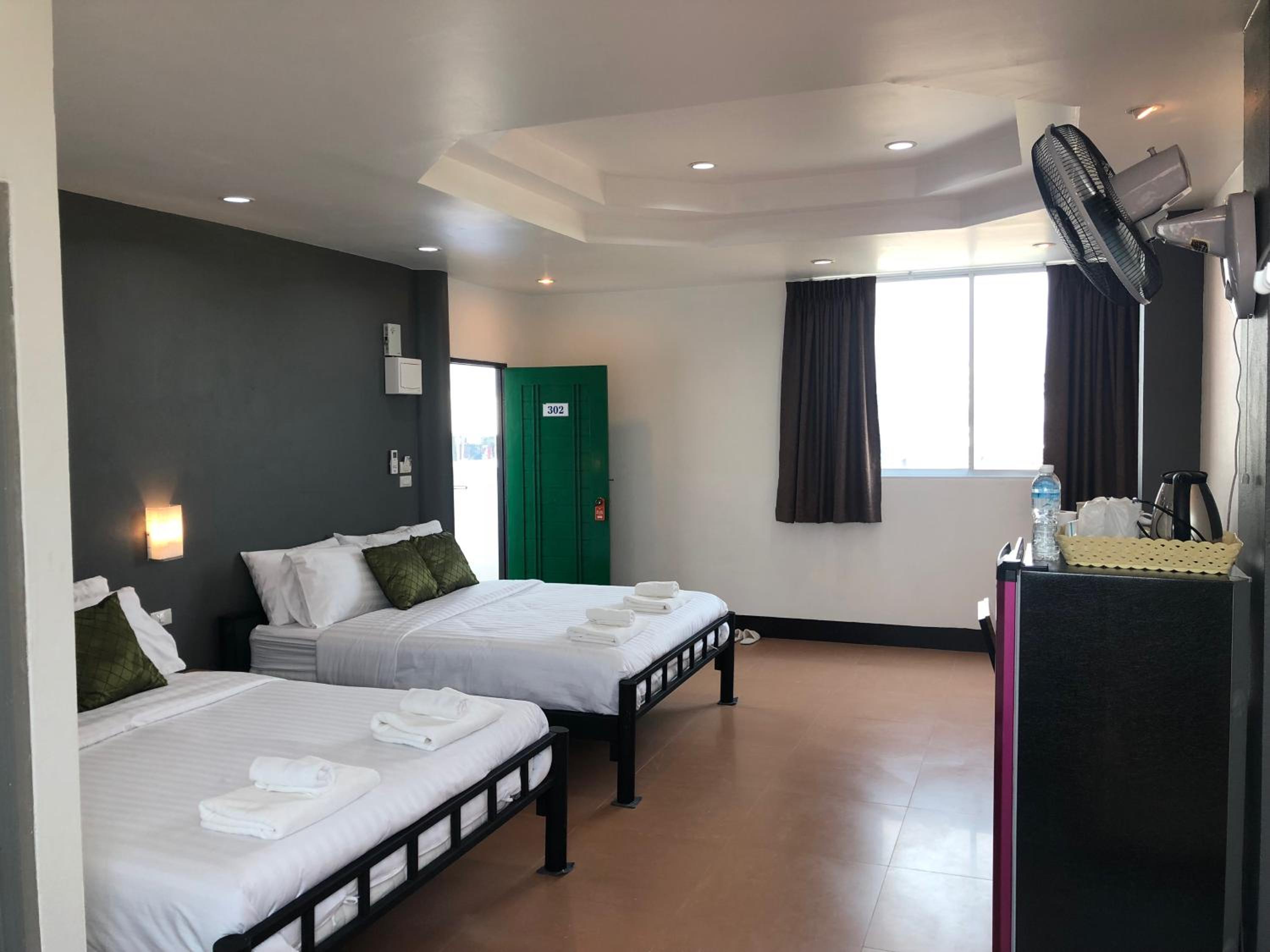 Quadruple Room with Private Bathroom - Photo 9
