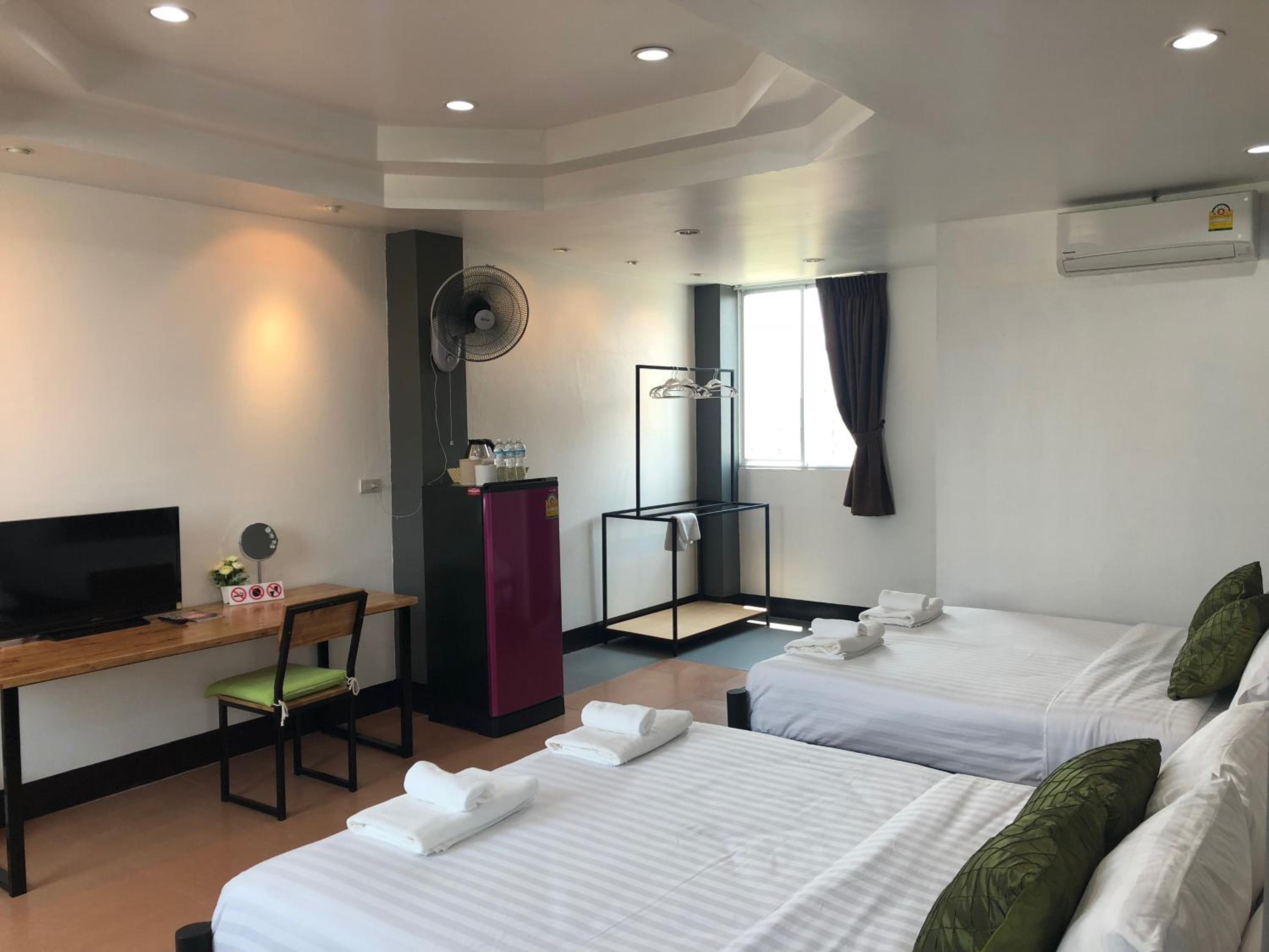 Quadruple Room with Private Bathroom - Photo 8