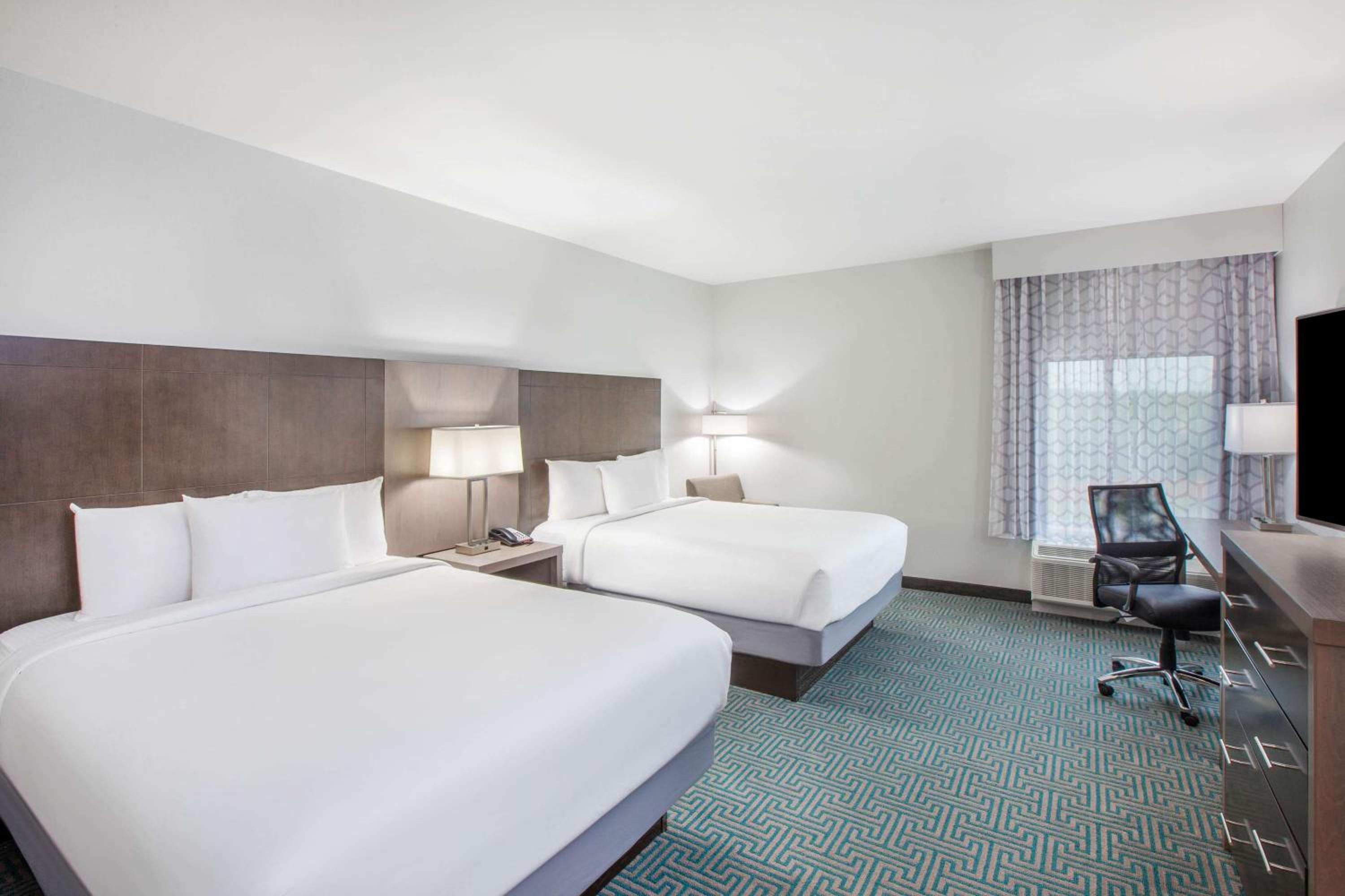 Queen Room with Two Queen Beds and Bath Tub - Mobility/Hearing Access - Non-Smoking photo 2
