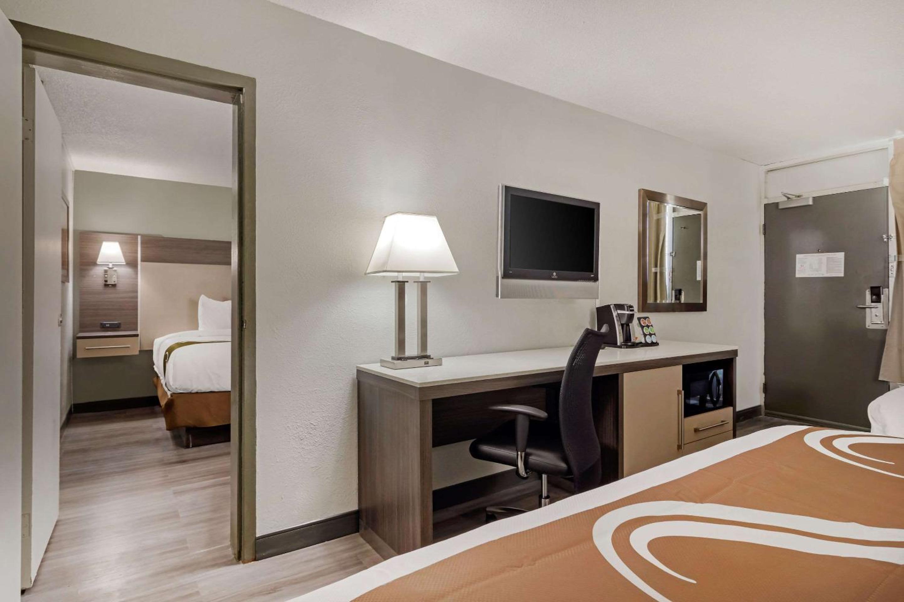 Queen Room With Two Queen Beds - Non-Smoking photo 2