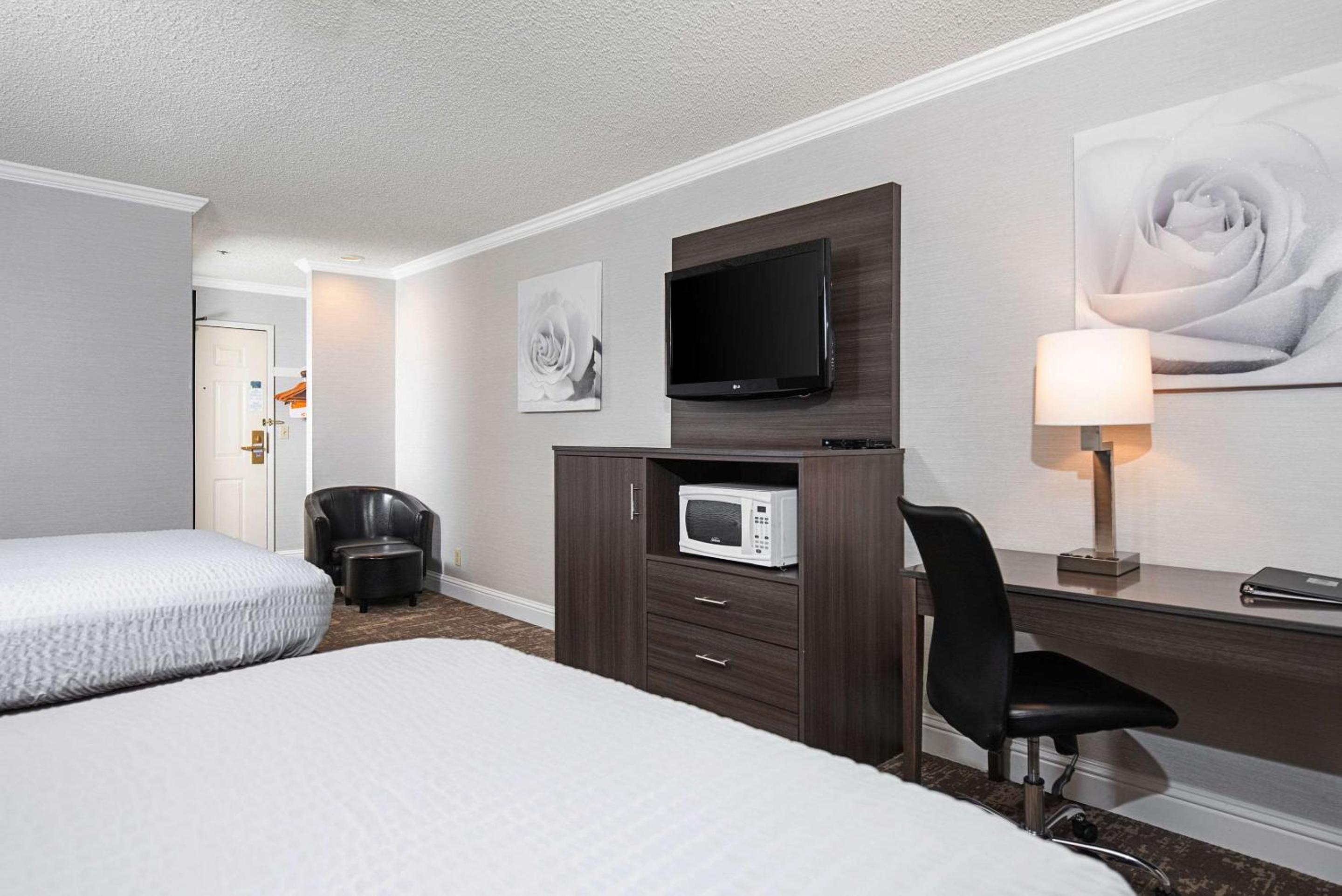 Queen Room with Two Queen Beds - Non-Smoking - Photo 4