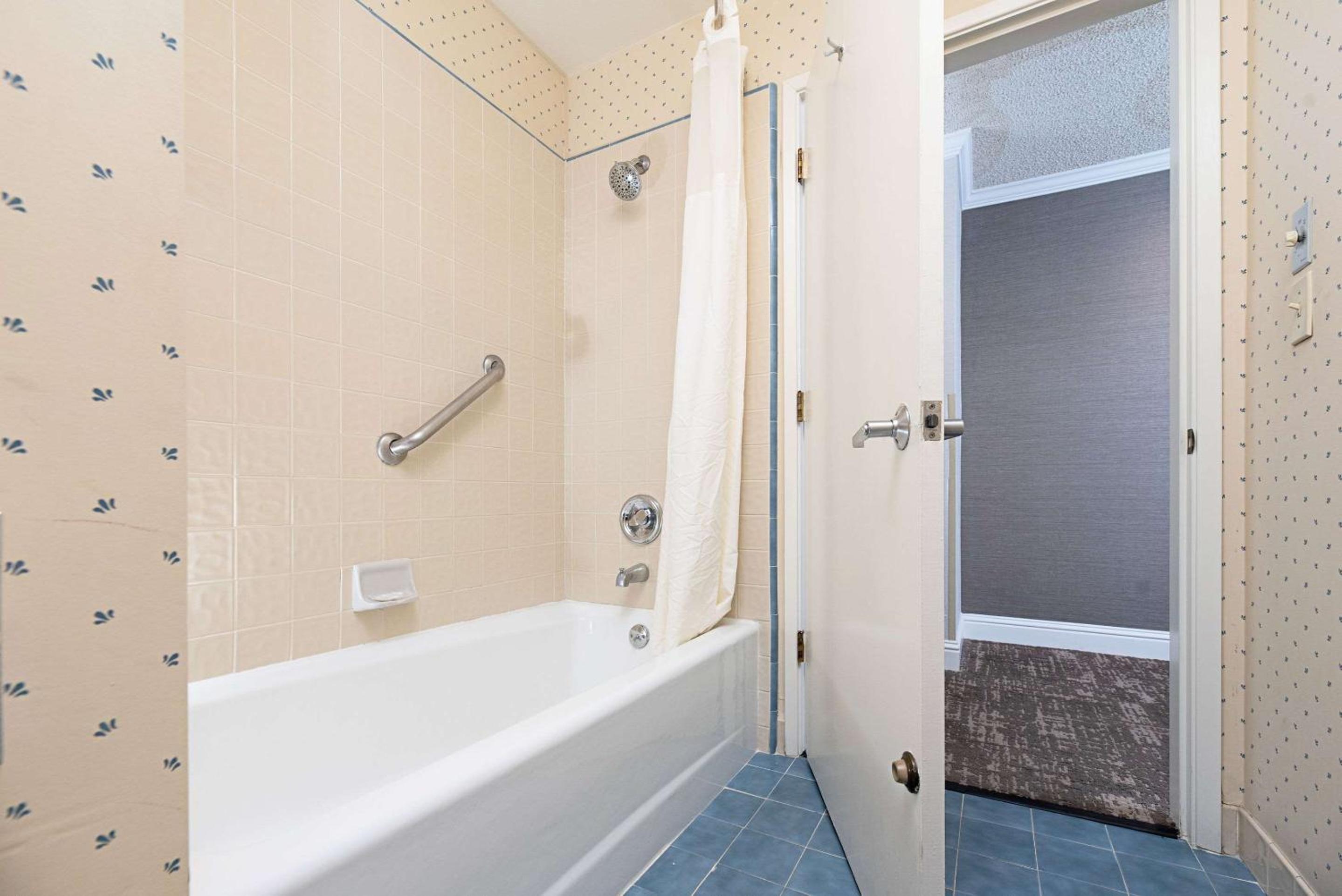 King Room - Non-Smoking - Photo 6