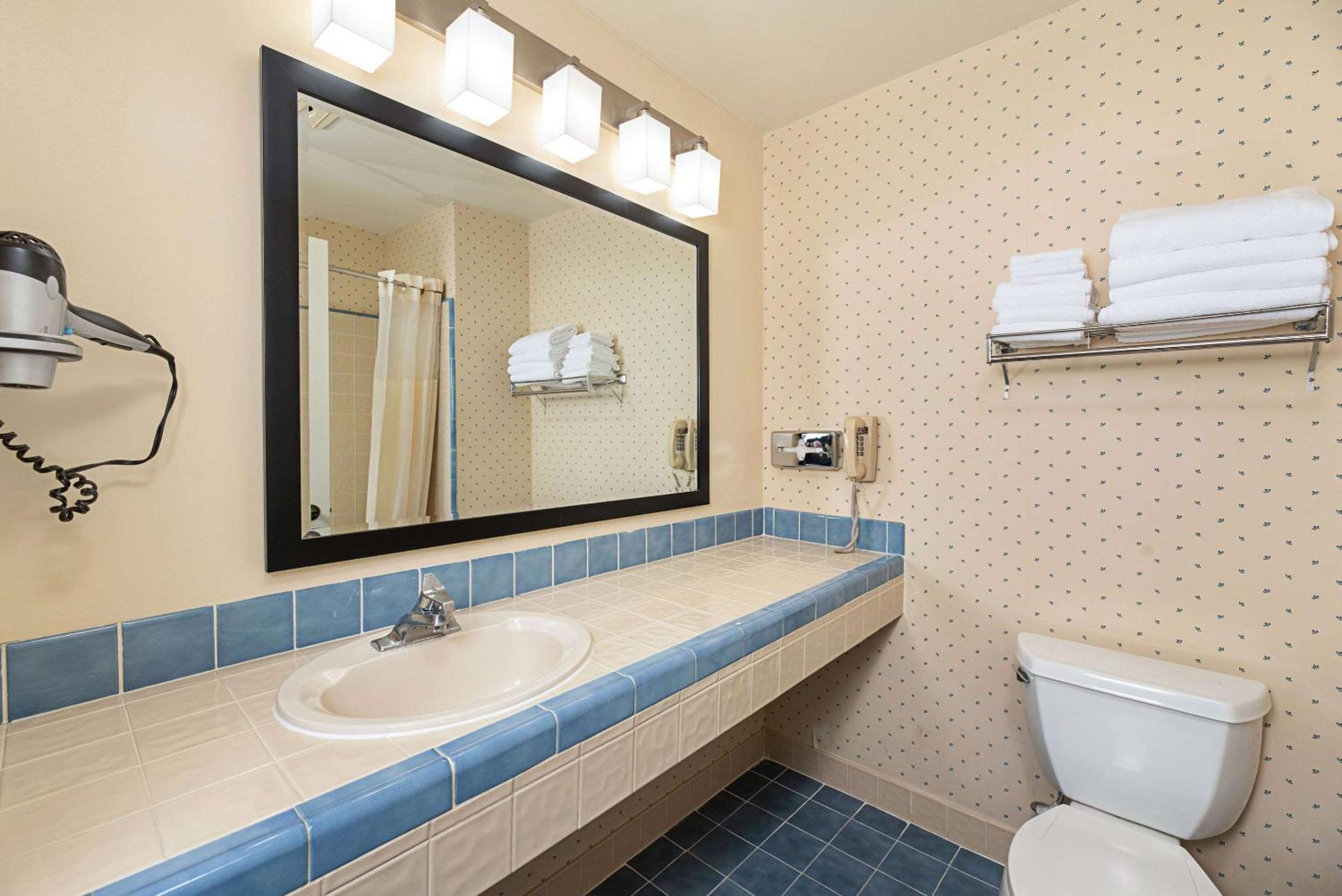 Queen Room with Two Queen Beds and Tub - Accessible/Non-Smoking photo 2