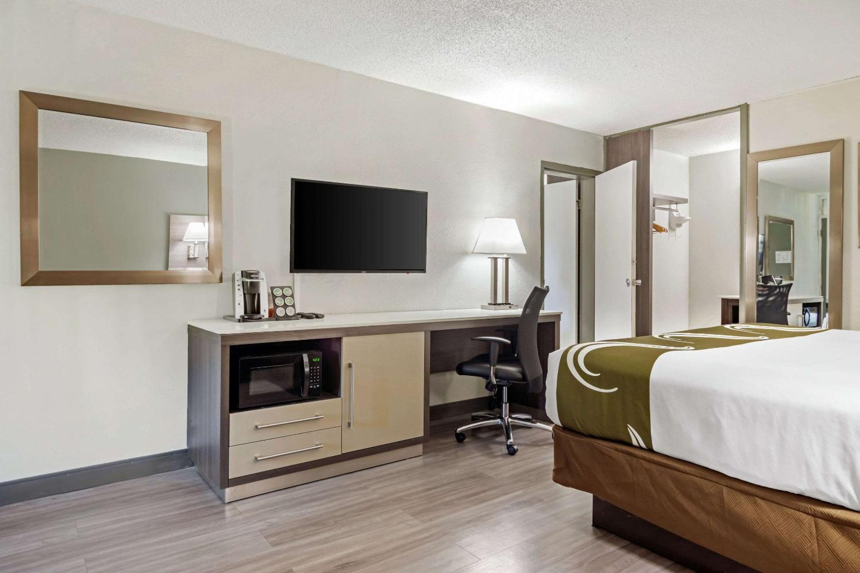 King Suite - Non Smoking photo 2