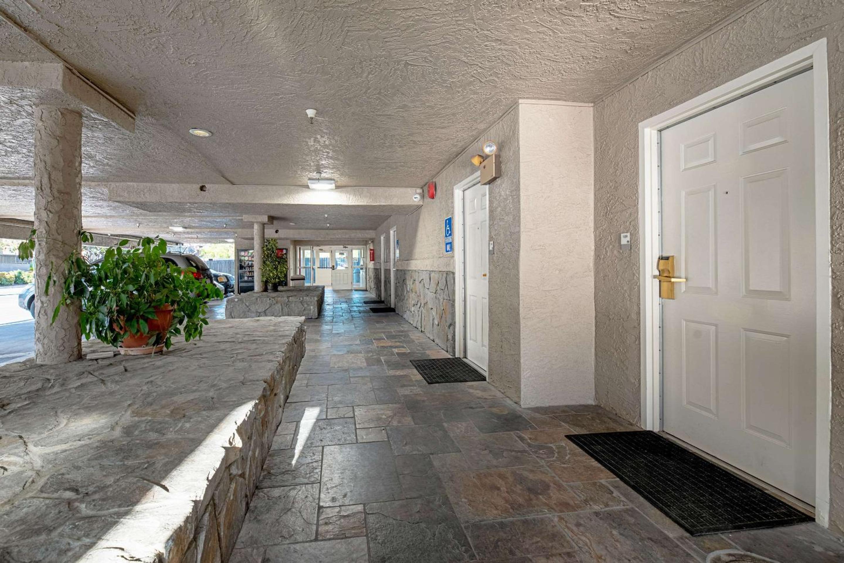 King Room - Accessible/Non-Smoking - Photo 5
