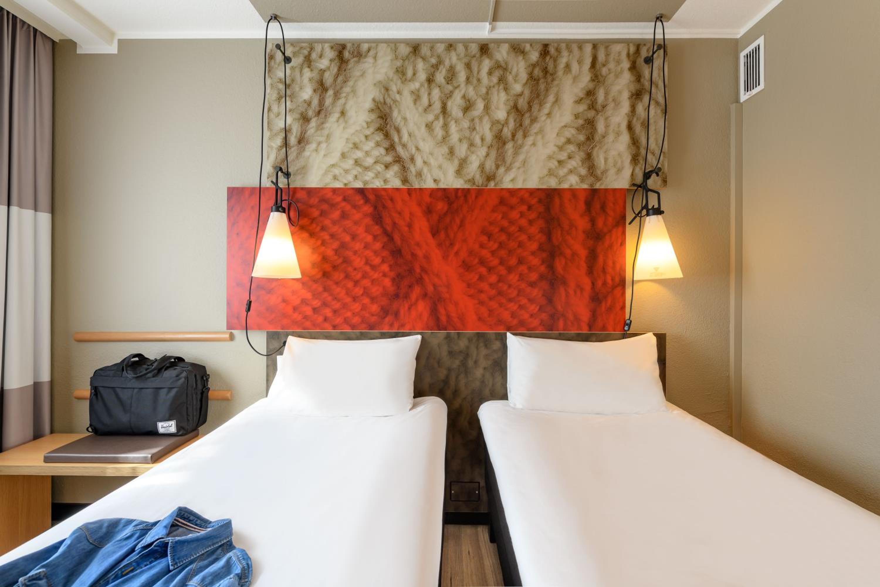 Standard Twin Room - Photo 4