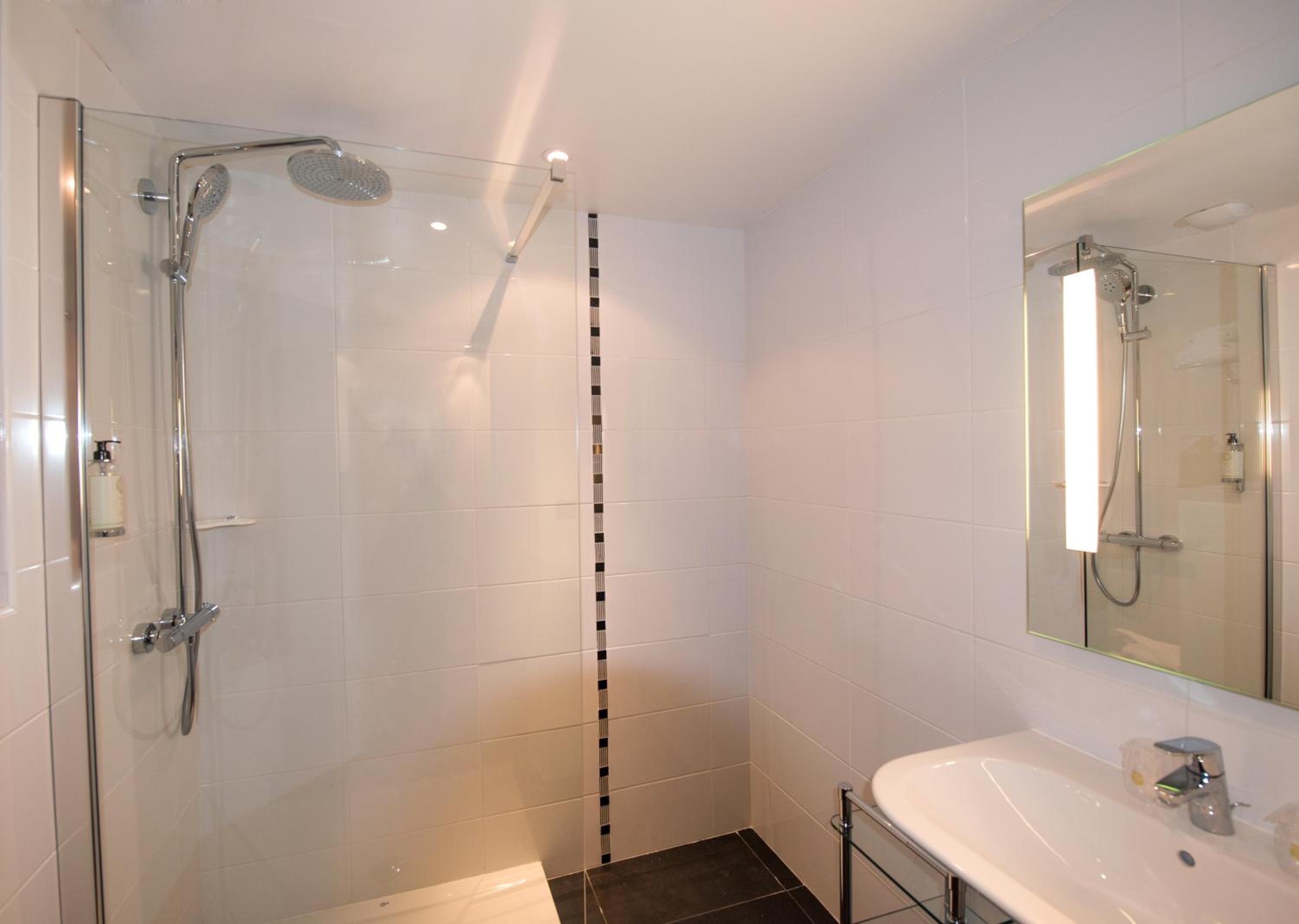 Superior Twin Room with City View - Photo 3