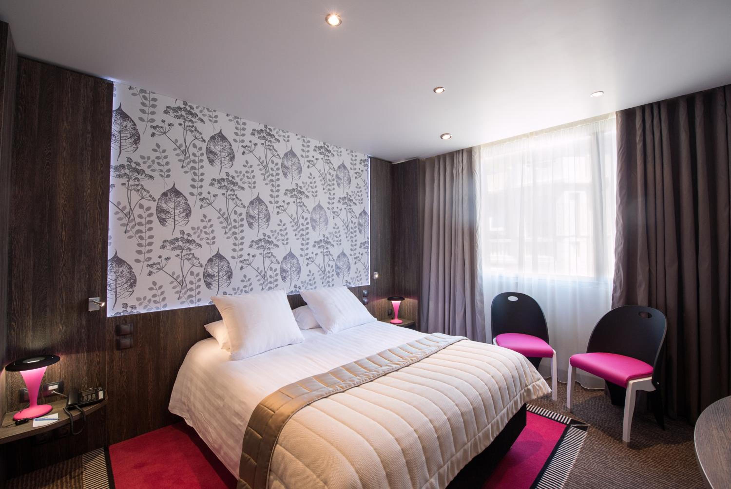 Superior Double Room with City View - Photo 3