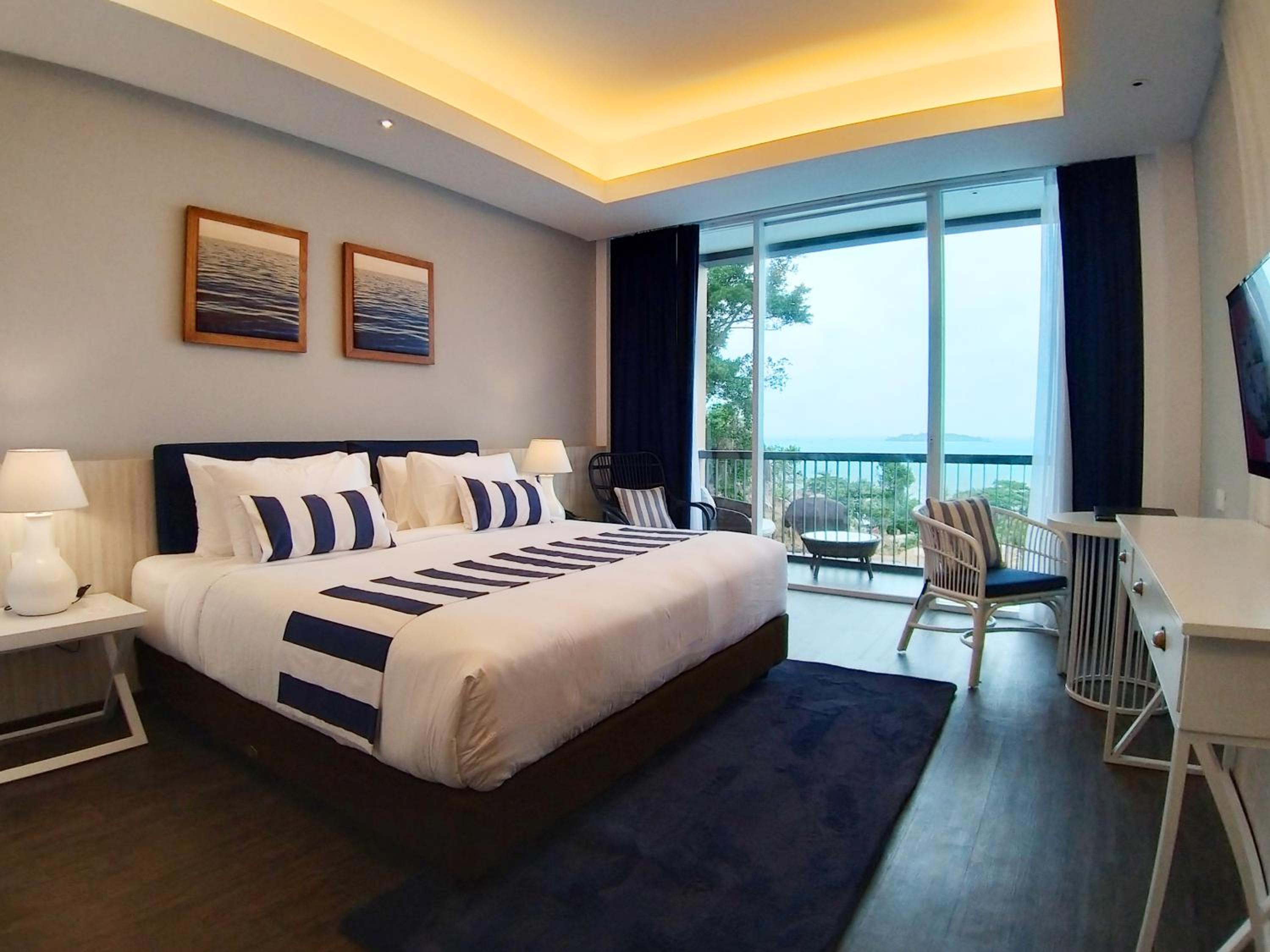 Deluxe King Ocean View - Photo 2